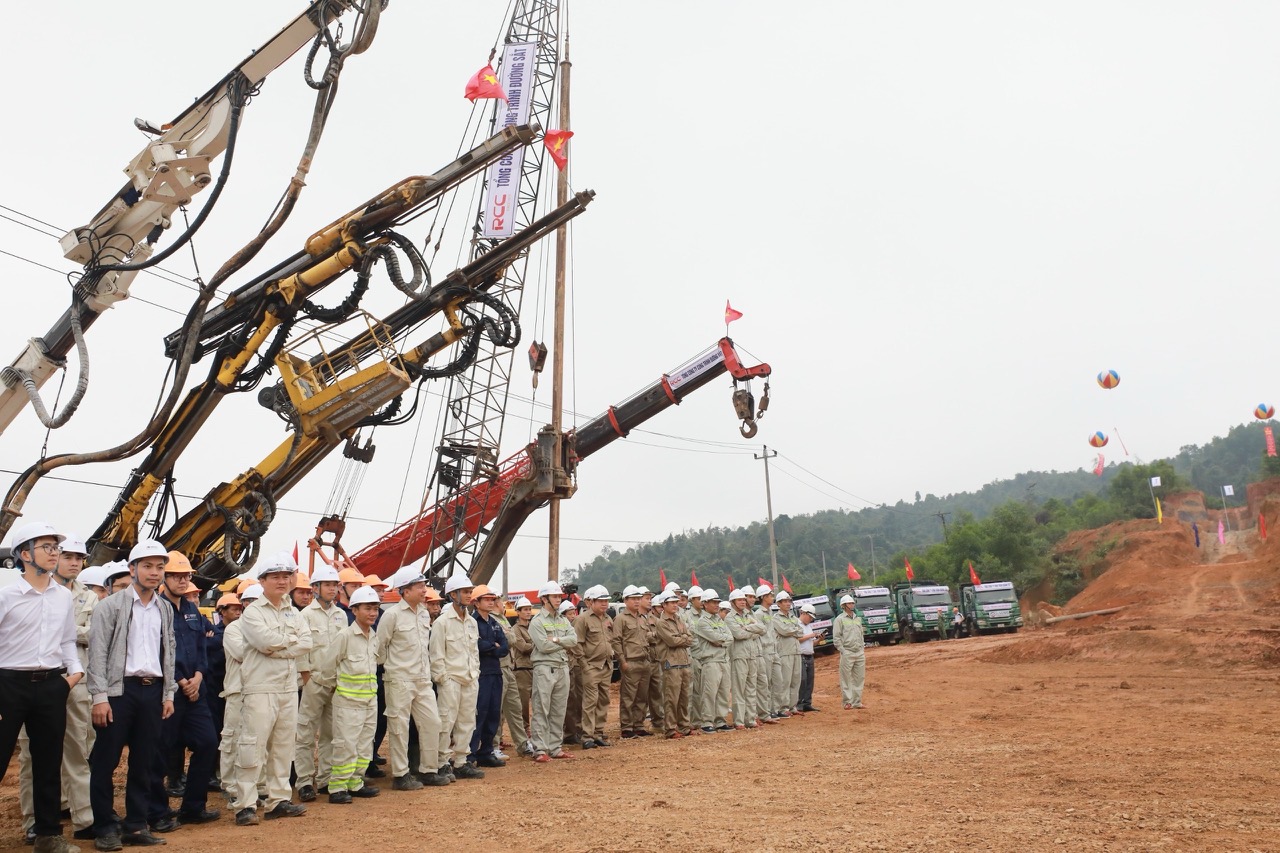 Bắt đầu thi công xây dựng hầm đường sắt qua đèo Khe Nét hơn 2.000 tỷ đồng- Ảnh 5. Bắt đầu thi công xây dựng hầm đường sắt qua đèo Khe Nét hơn 2.000 tỷ đồng- Ảnh 5.