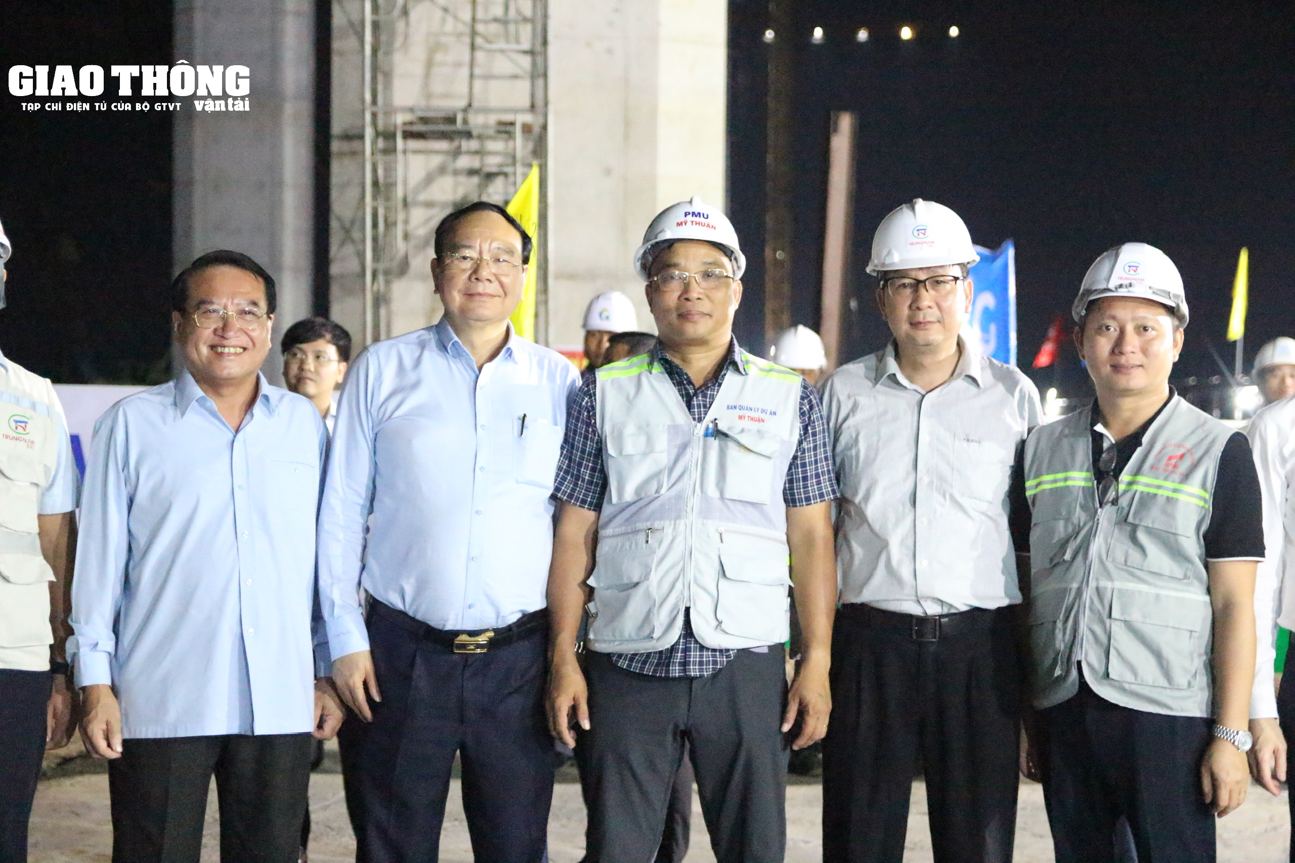 Chùm ảnh Thủ tướng Phạm Minh Chính kiểm tra cầu Rạch Miễu 2 trong đêm- Ảnh 14.