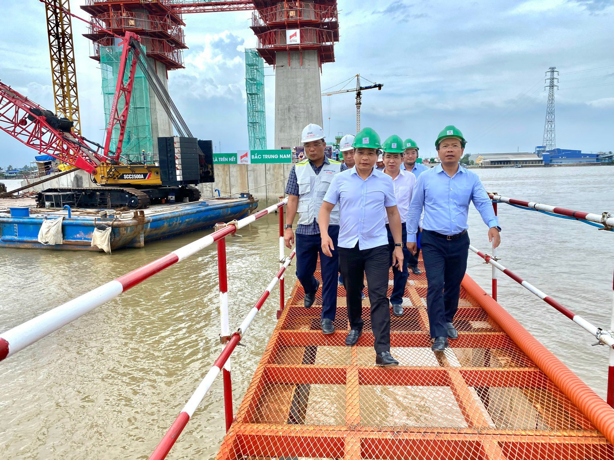 Chùm ảnh Thủ tướng Phạm Minh Chính kiểm tra cầu Rạch Miễu 2 trong đêm- Ảnh 18.