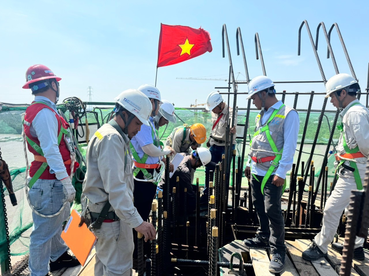 Chùm ảnh Thủ tướng Phạm Minh Chính kiểm tra cầu Rạch Miễu 2 trong đêm- Ảnh 19.