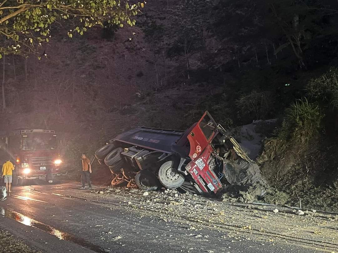 Xe tải lật nghiêng trên đèo Tằng Quái, tài xế kẹt trong cabin- Ảnh 1. Xe tải lật nghiêng trên đèo Tằng Quái, tài xế kẹt trong cabin- Ảnh 1.