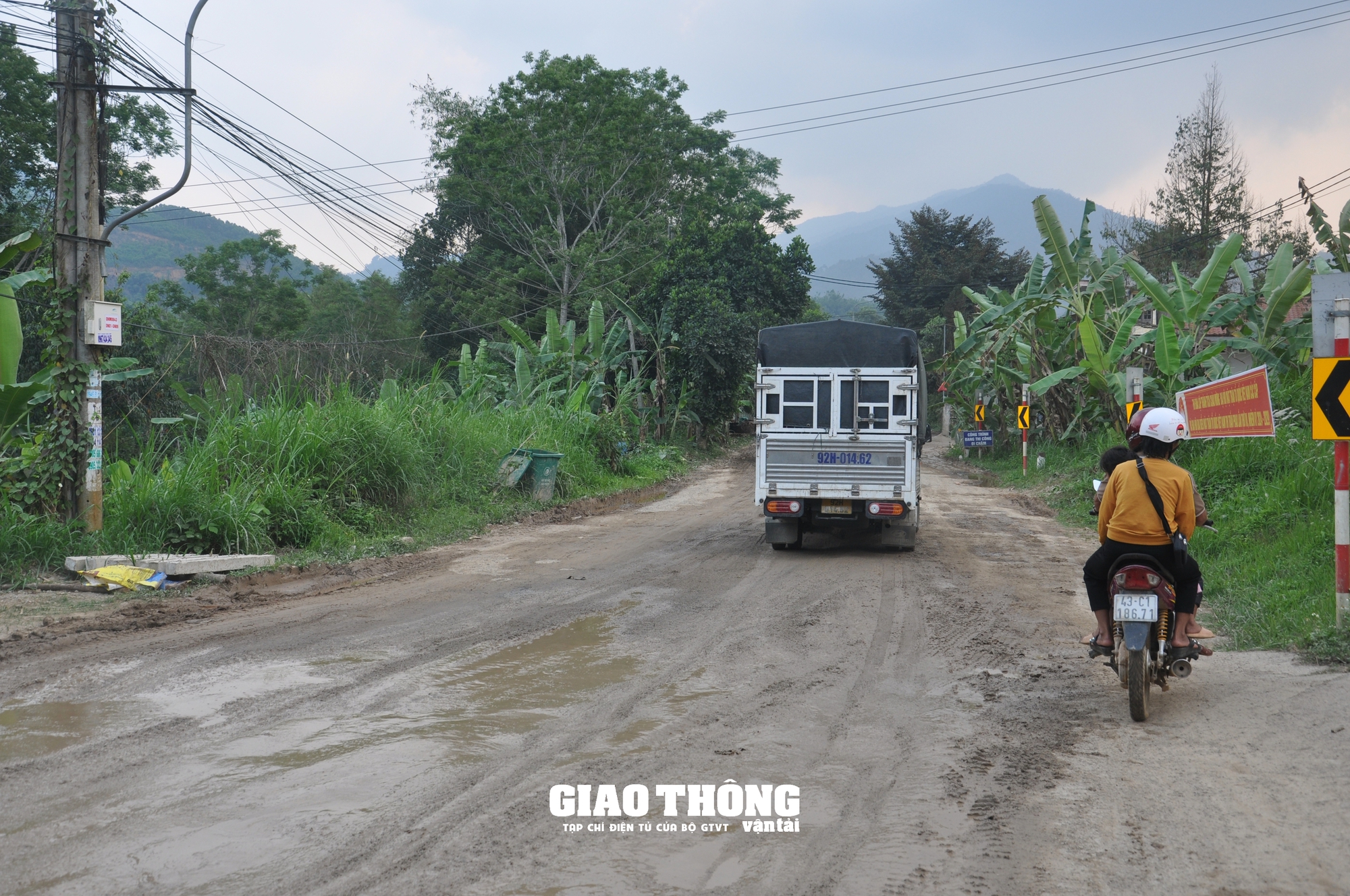 Xe ben chở đất rầm rập gây hư hỏng, mất ATGT tuyến đường Hồ Chí Minh, QL14G qua Quảng Nam- Ảnh 6.