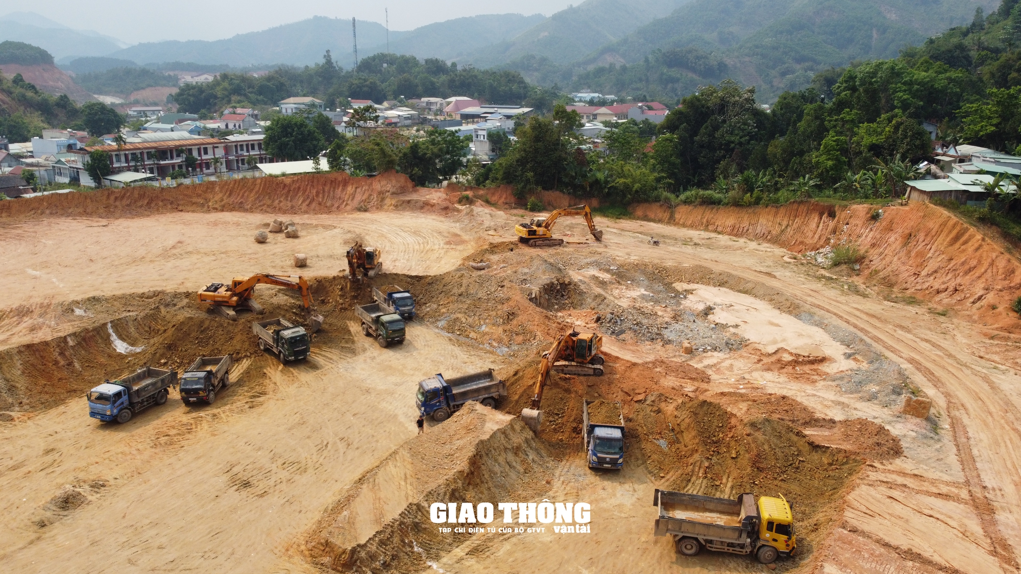 Xe ben chở đất rầm rập gây hư hỏng, mất ATGT tuyến đường Hồ Chí Minh, QL14G qua Quảng Nam- Ảnh 15.