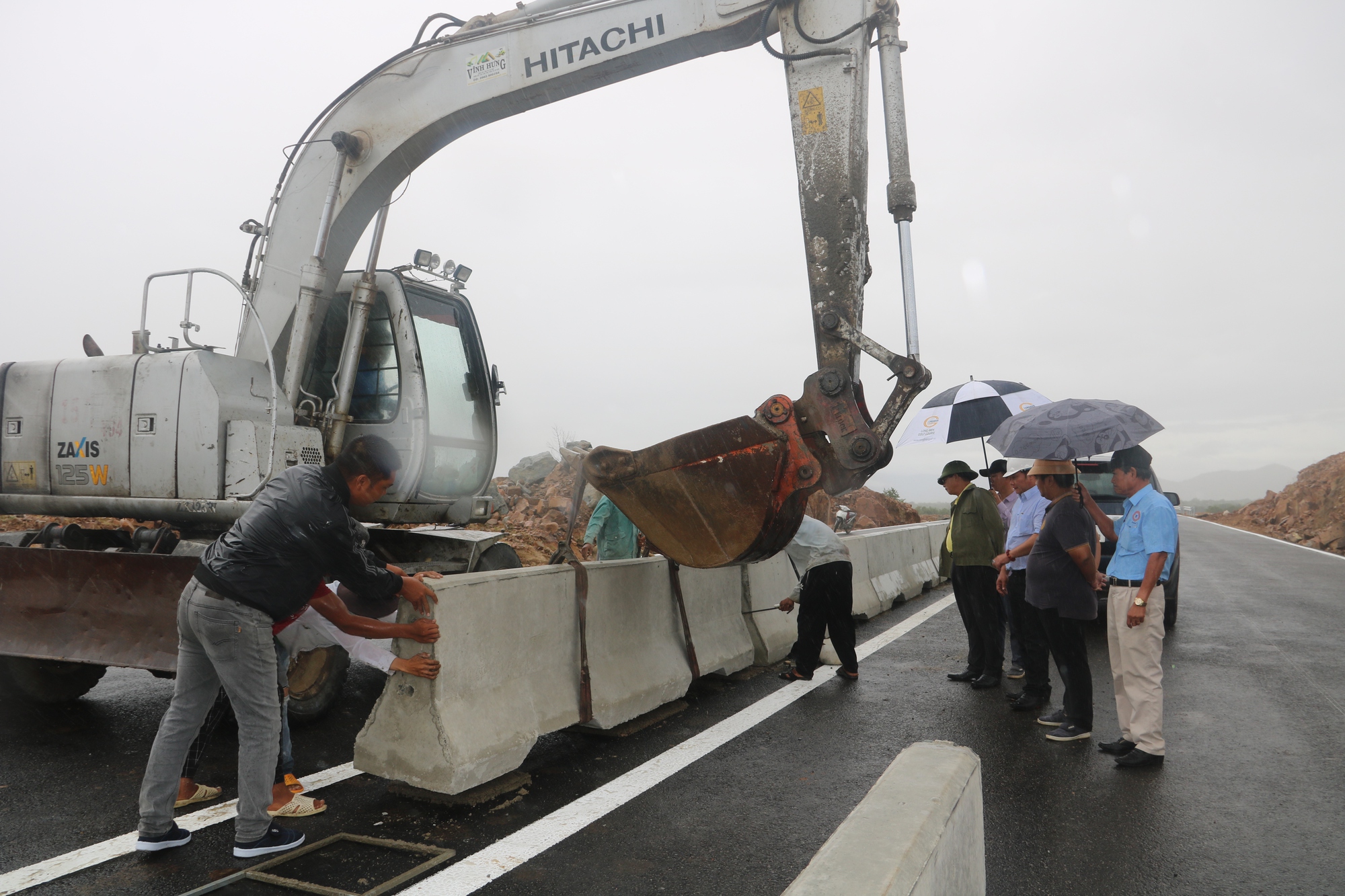 Bộ GTVT thúc tiến độ cao tốc Cam Lâm - Vĩnh Hảo chuẩn bị hoàn thành- Ảnh 4.