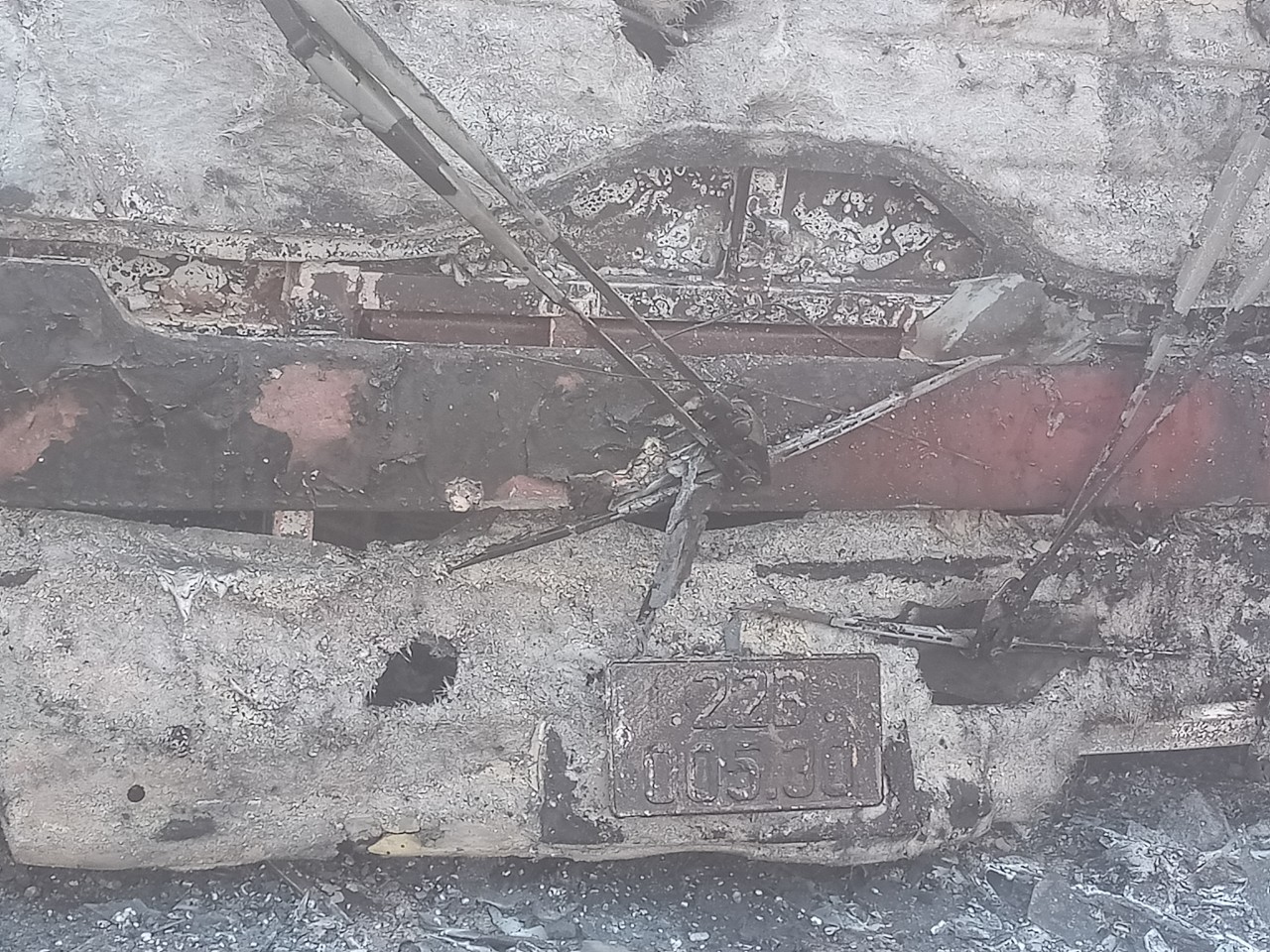 Kon Tum: Hiện trường xe khách chở 21 người bốc cháy trơ khung khi vượt đèo Lò Xo- Ảnh 2. Kon Tum: Hiện trường xe khách chở 21 người bốc cháy trơ khung khi vượt đèo Lò Xo- Ảnh 2.