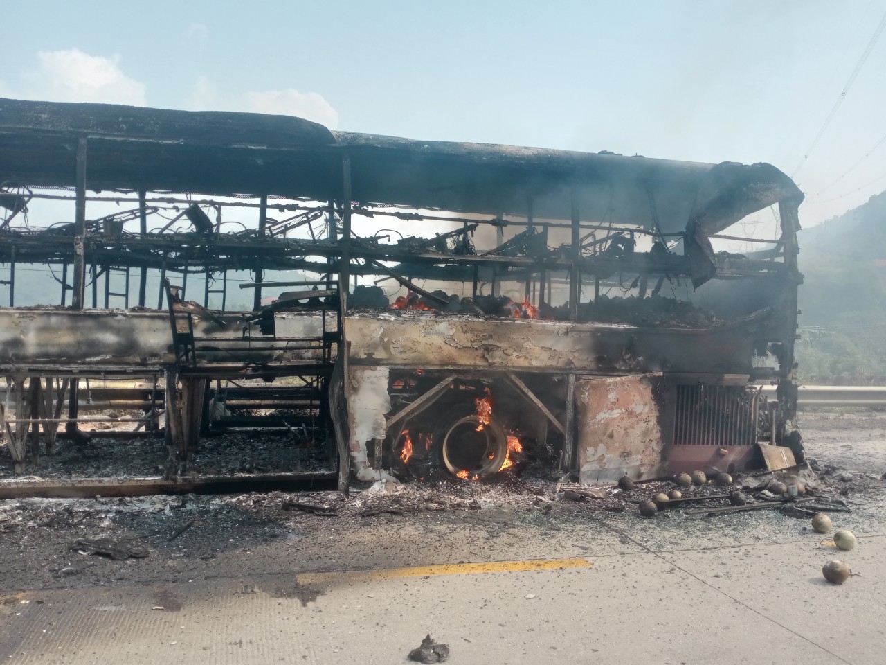 Kon Tum: Hiện trường xe khách chở 21 người bốc cháy trơ khung khi vượt đèo Lò Xo- Ảnh 3. Kon Tum: Hiện trường xe khách chở 21 người bốc cháy trơ khung khi vượt đèo Lò Xo- Ảnh 3.