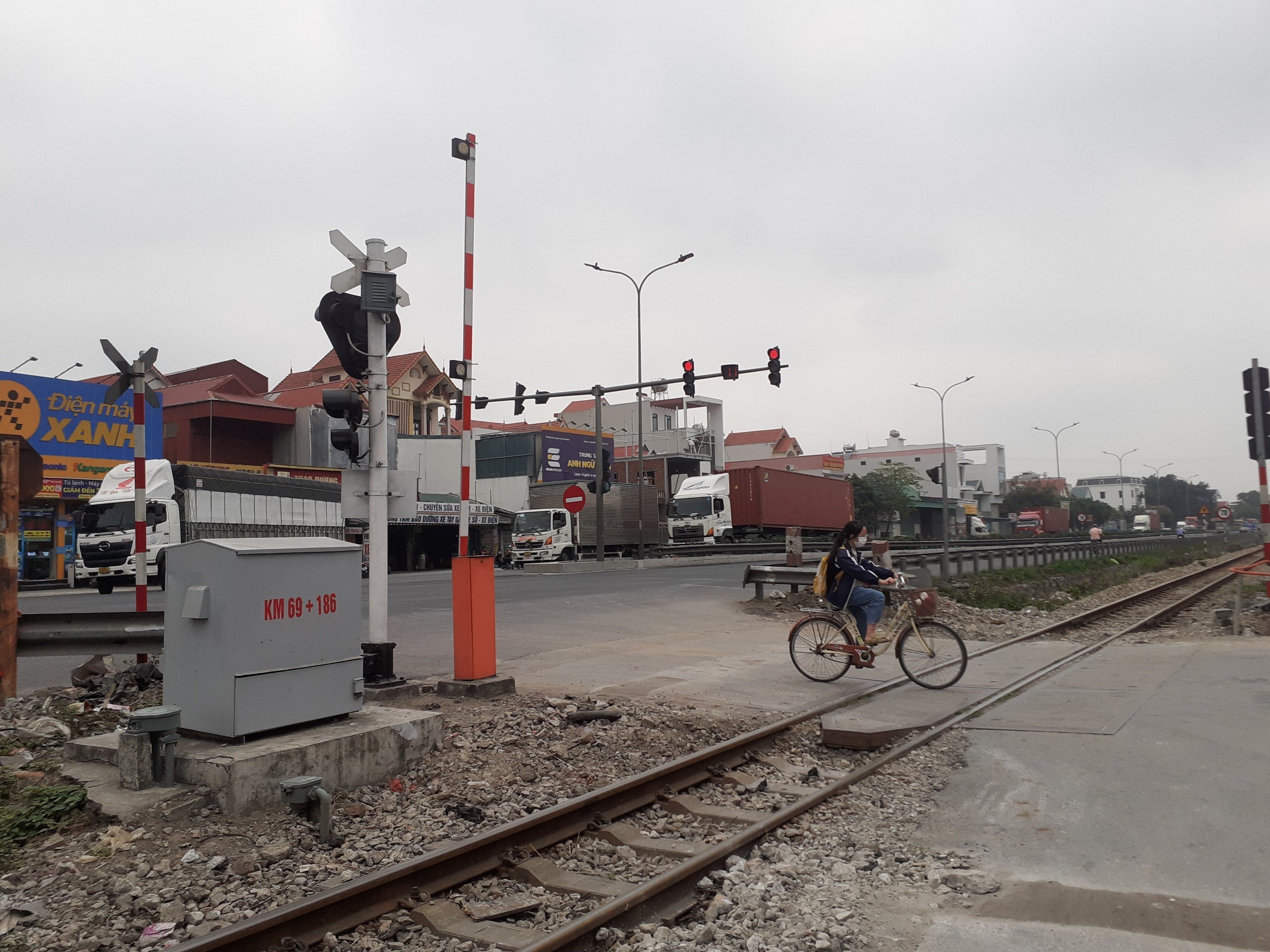 Có gác chắn, vì sao vẫn xảy ra TNGT trên tuyến đường sắt Hà Nội - Hải Phòng?- Ảnh 1.