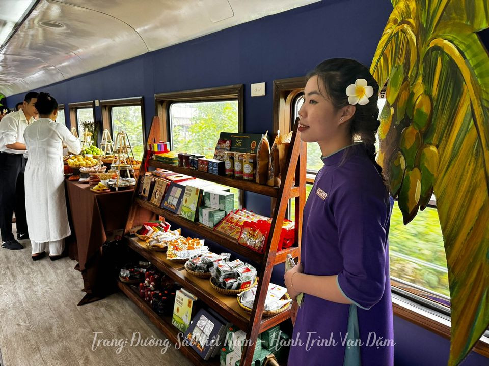 Chính thức khai trương đoàn tàu du lịch kết nối di sản Huế - Đà Nẵng- Ảnh 2.