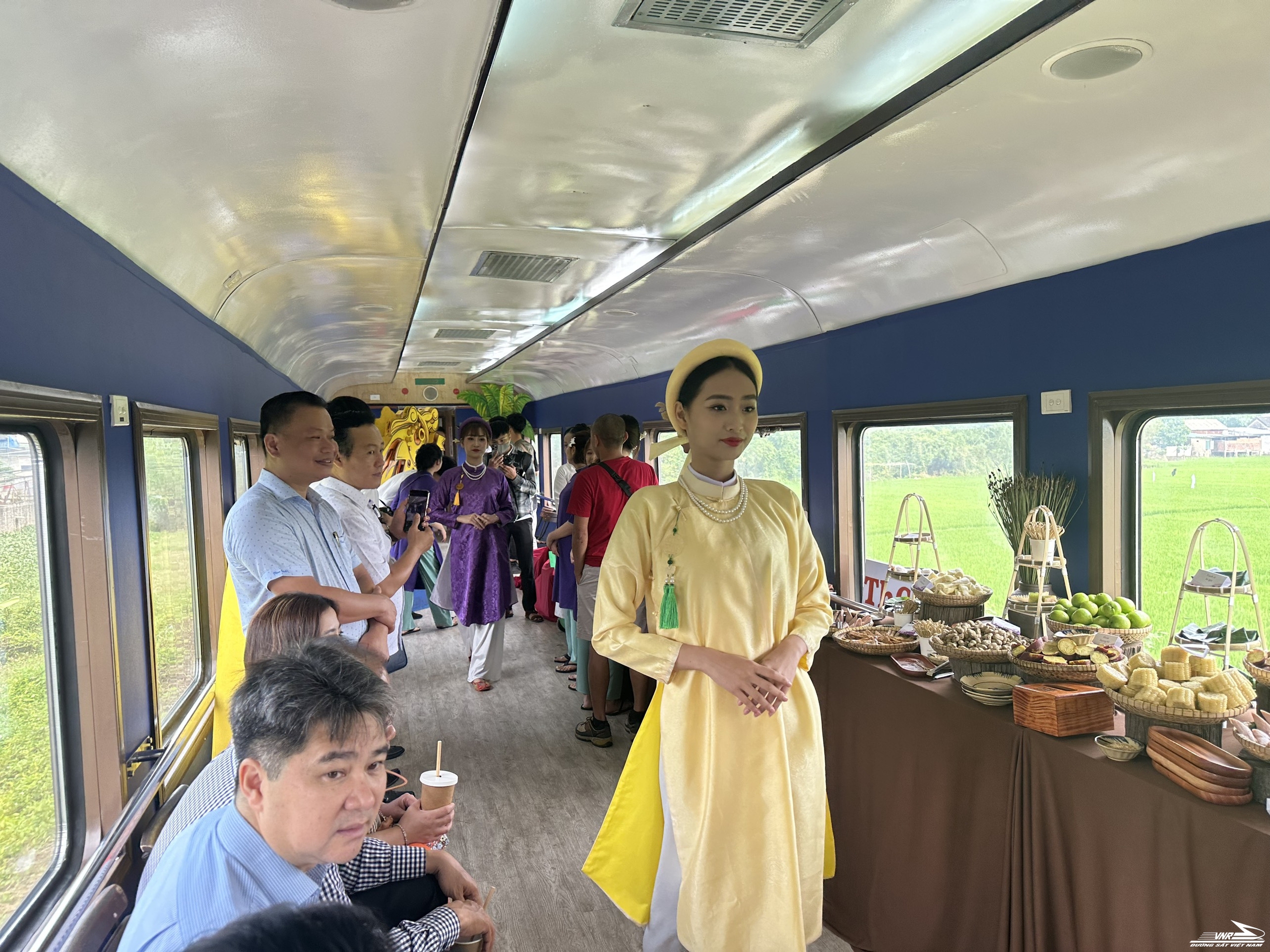 Ngày đầu khai thác đoàn tàu du lịch nối Huế - Đà Nẵng: Hành khách nói gì?- Ảnh 10.