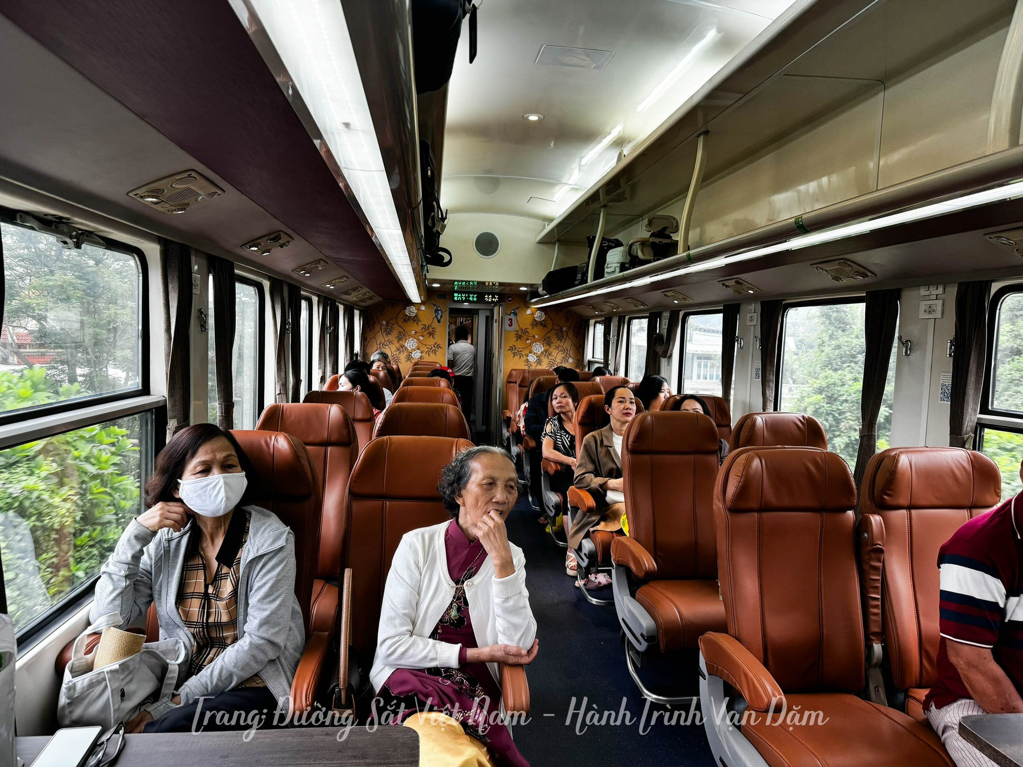 Chính thức khai trương đoàn tàu du lịch kết nối di sản Huế - Đà Nẵng- Ảnh 3.