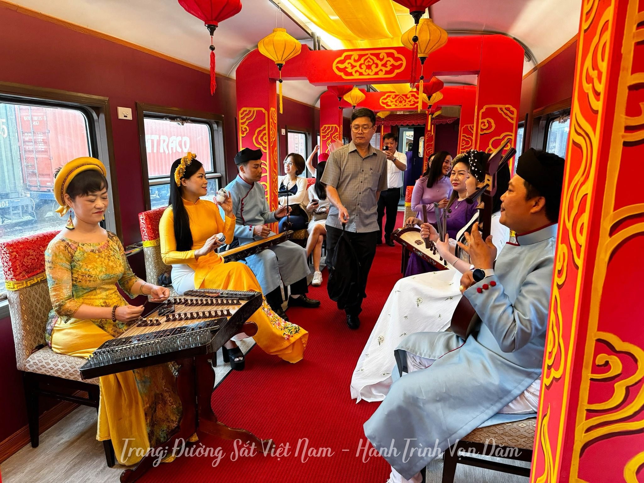 Chính thức khai trương đoàn tàu du lịch kết nối di sản Huế - Đà Nẵng- Ảnh 4.