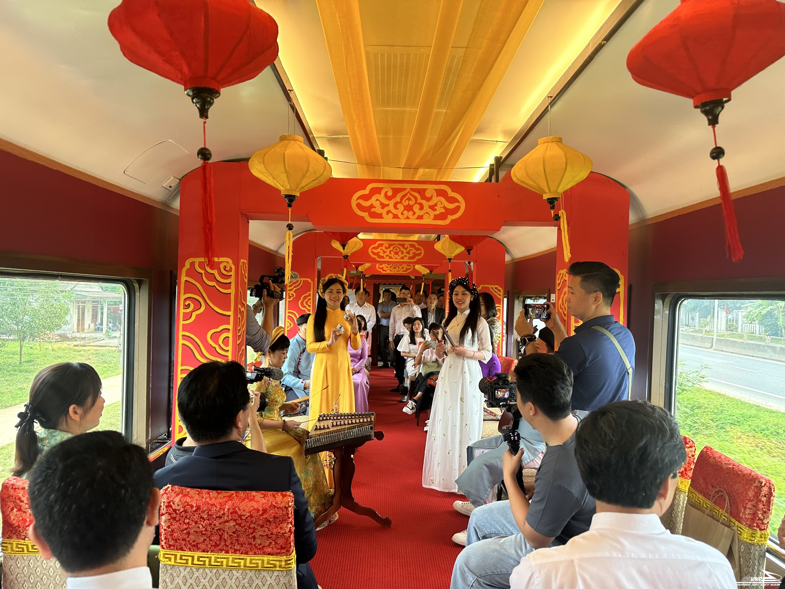 Ngày đầu khai thác đoàn tàu du lịch nối Huế - Đà Nẵng: Hành khách nói gì?- Ảnh 11.