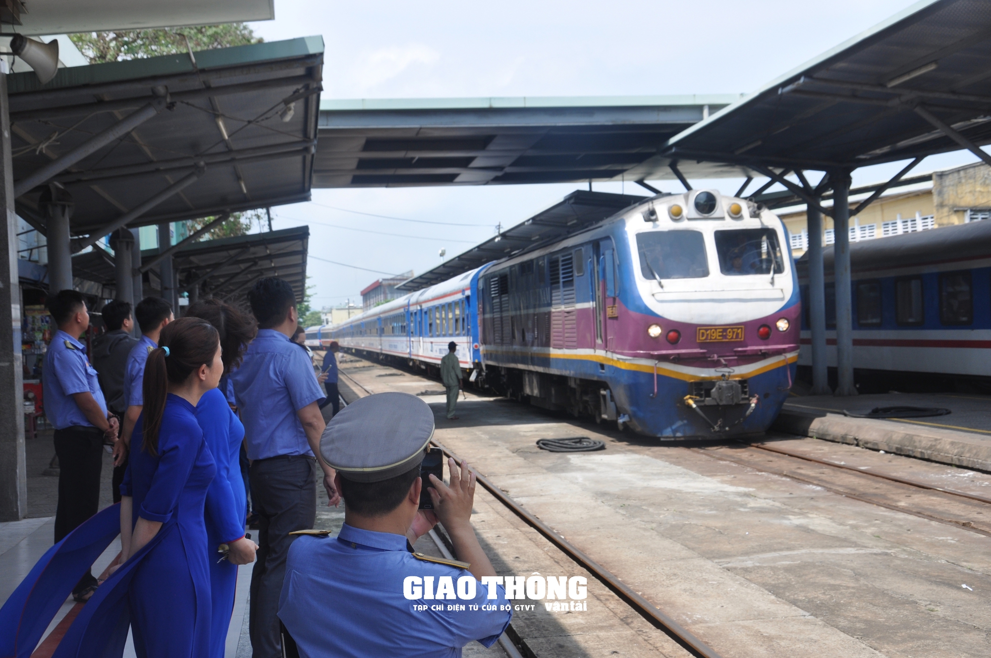 Ngày đầu khai thác đoàn tàu du lịch nối Huế - Đà Nẵng: Hành khách nói gì?- Ảnh 1.