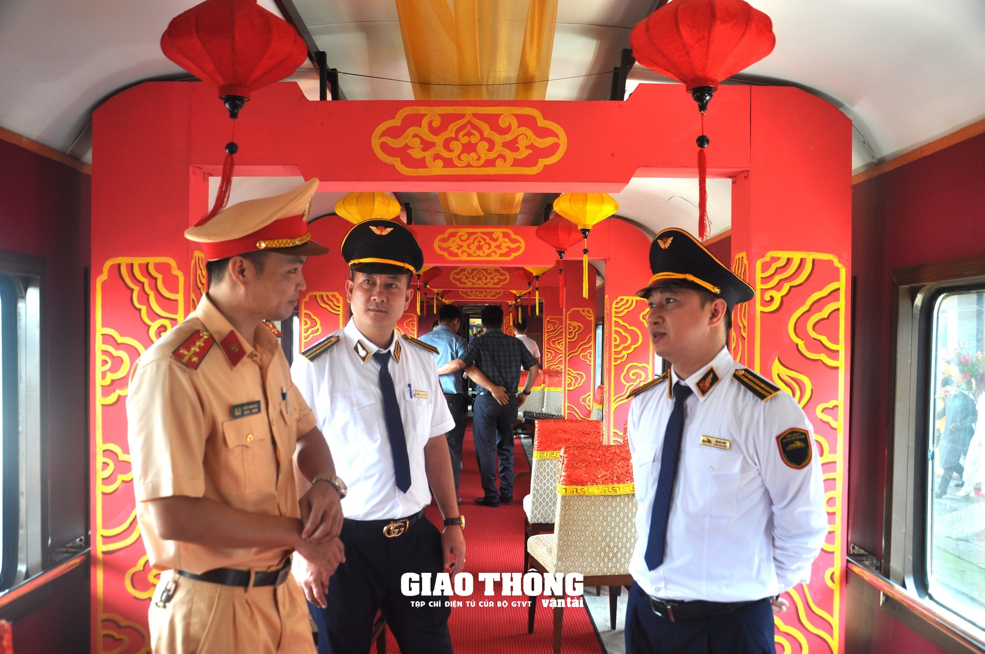 Ngày đầu khai thác đoàn tàu du lịch nối Huế - Đà Nẵng: Hành khách nói gì?- Ảnh 2.