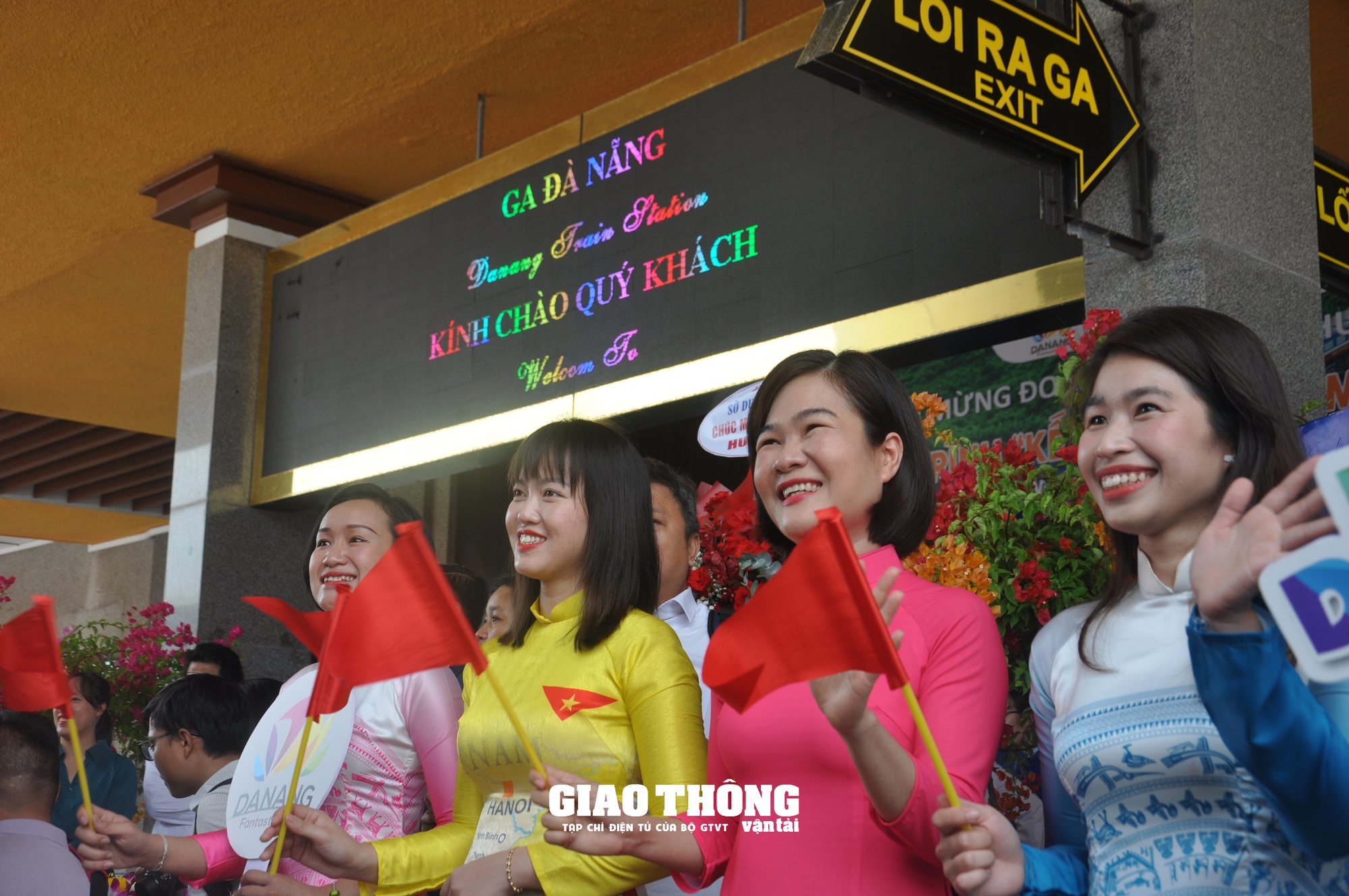 Ngày đầu khai thác đoàn tàu du lịch nối Huế - Đà Nẵng: Hành khách nói gì?- Ảnh 9.