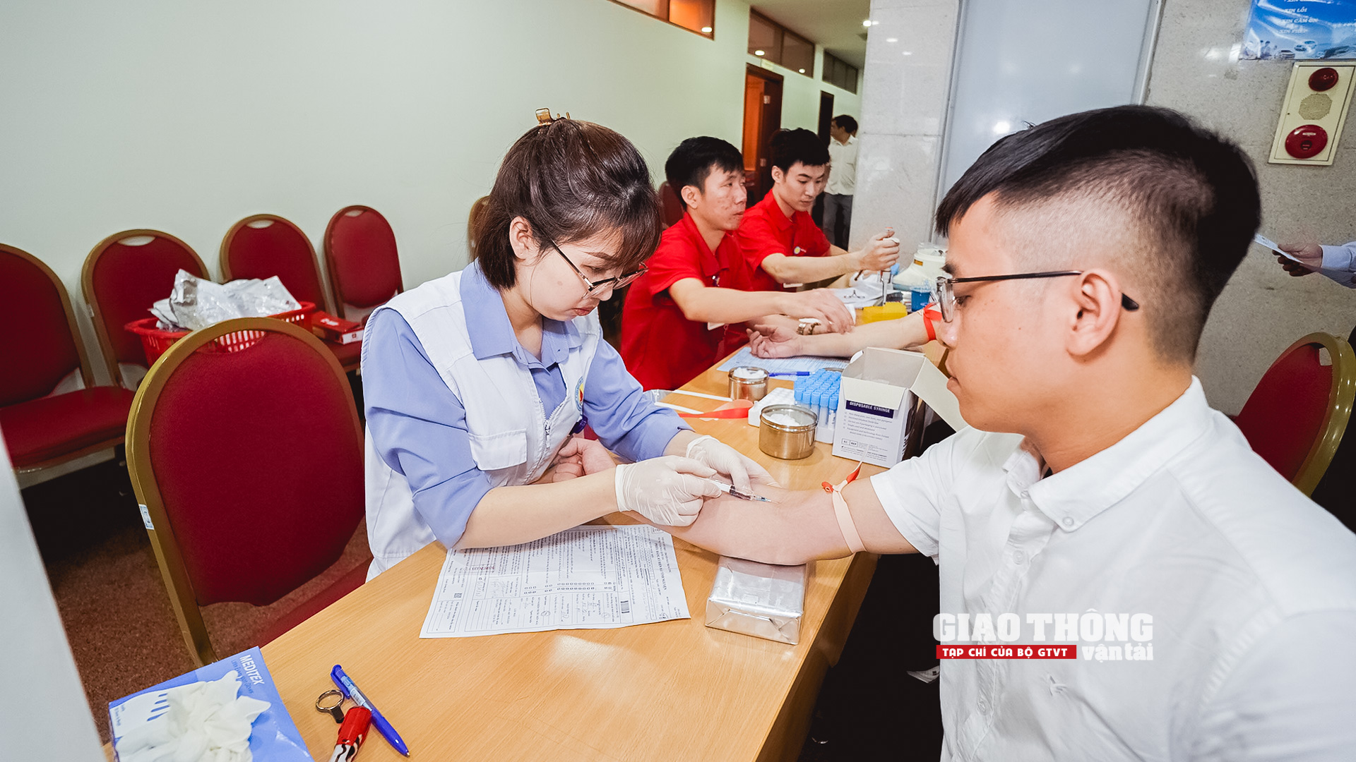 Thanh niên Bộ GTVT tổ chức ngày hội hiến máu tình nguyện- Ảnh 12. Thanh niên Bộ GTVT tổ chức ngày hội hiến máu tình nguyện- Ảnh 12.