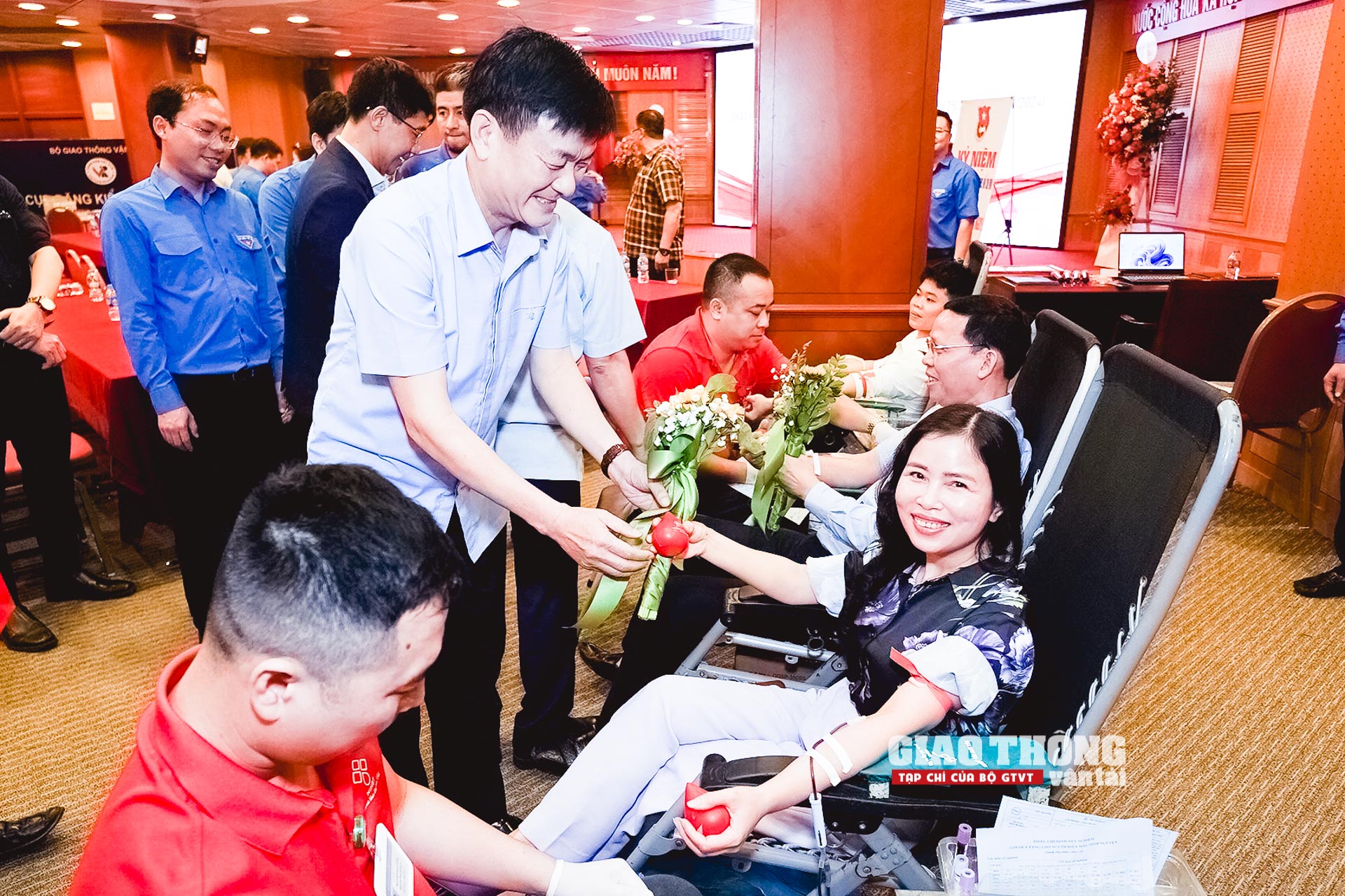 Thanh niên Bộ GTVT tổ chức ngày hội hiến máu tình nguyện- Ảnh 26. Thanh niên Bộ GTVT tổ chức ngày hội hiến máu tình nguyện- Ảnh 26.