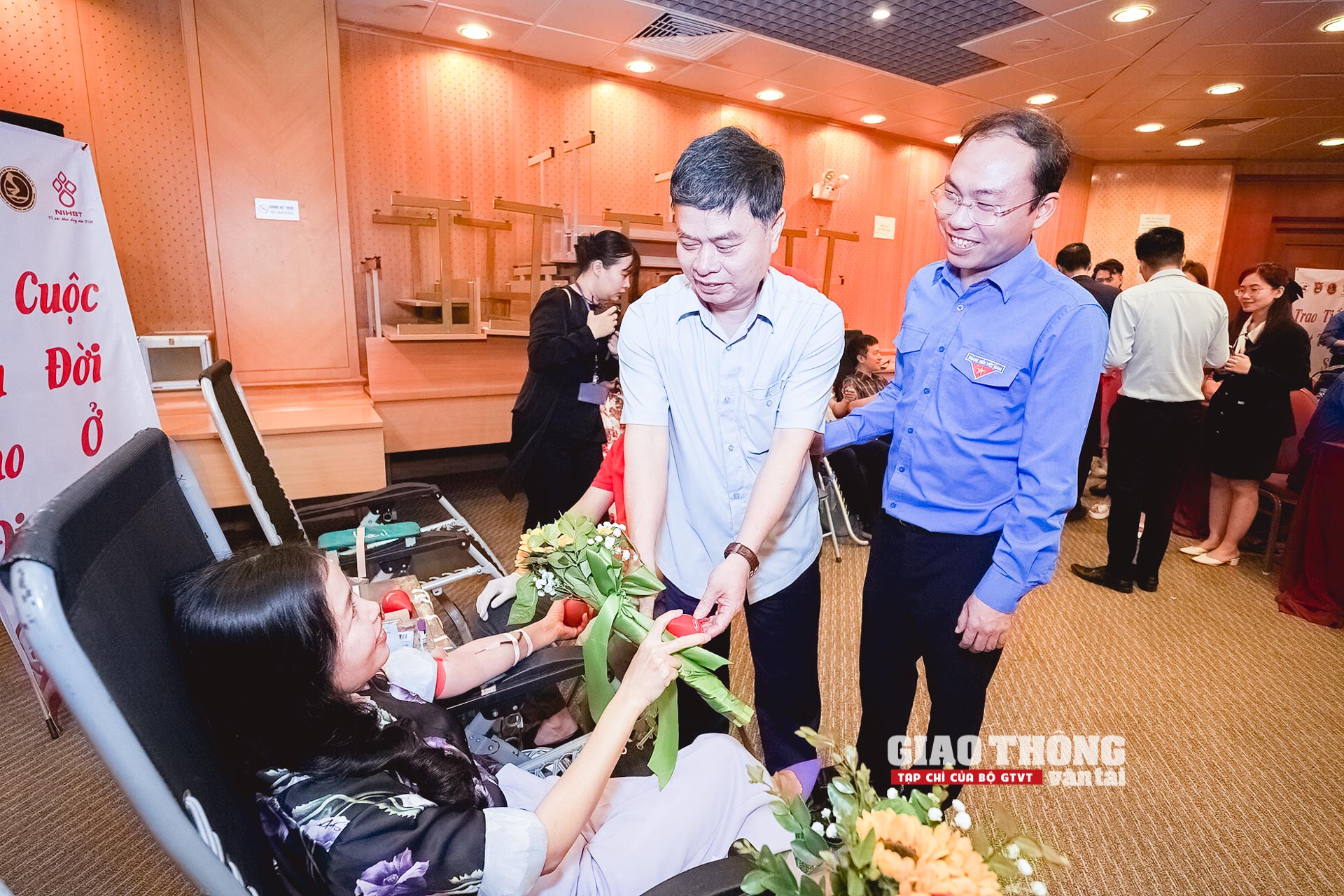 Thanh niên Bộ GTVT tổ chức ngày hội hiến máu tình nguyện- Ảnh 19. Thanh niên Bộ GTVT tổ chức ngày hội hiến máu tình nguyện- Ảnh 19.