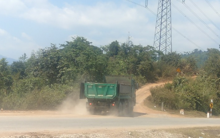 Quảng Nam: Bất chấp đường hết phép đấu nối, xe ben rầm rập vào ra mỏ vận chuyển đất- Ảnh 1.