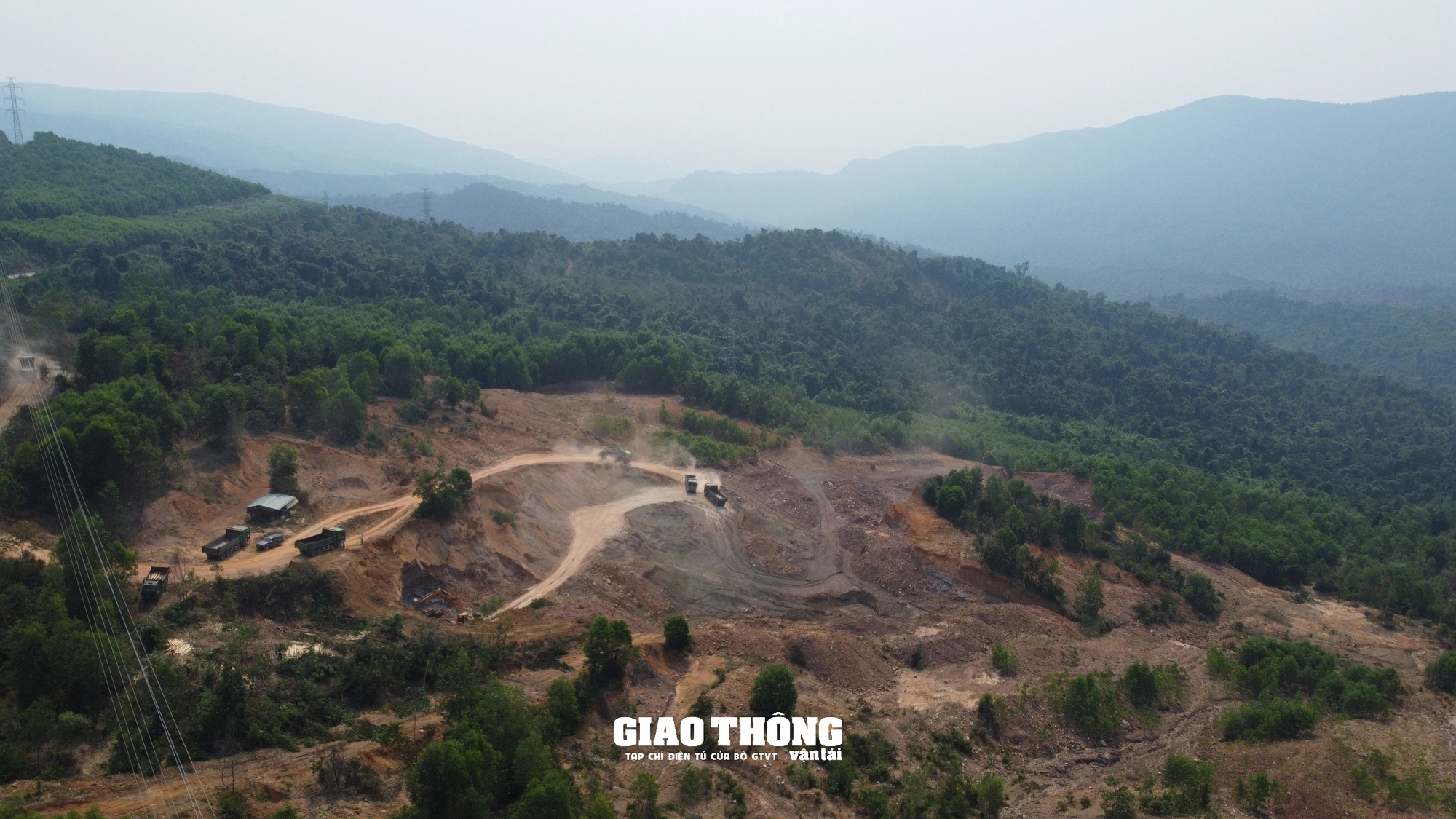 Quảng Nam: Bất chấp đường hết phép đấu nối, xe ben rầm rập vào ra mỏ vận chuyển đất- Ảnh 2.