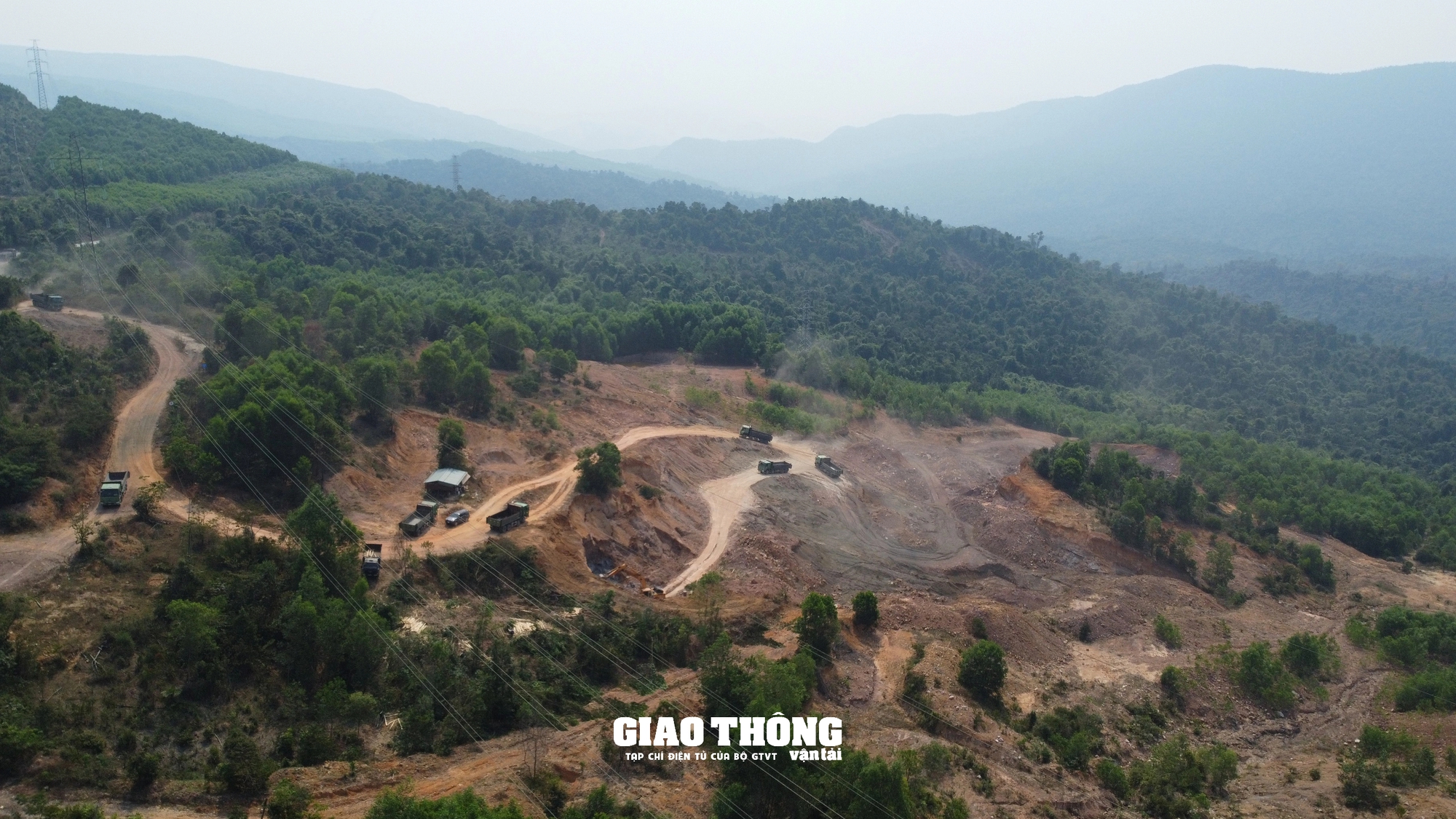 Quảng Nam: Bất chấp đường hết phép đấu nối, xe ben rầm rập vào ra mỏ vận chuyển đất- Ảnh 3.