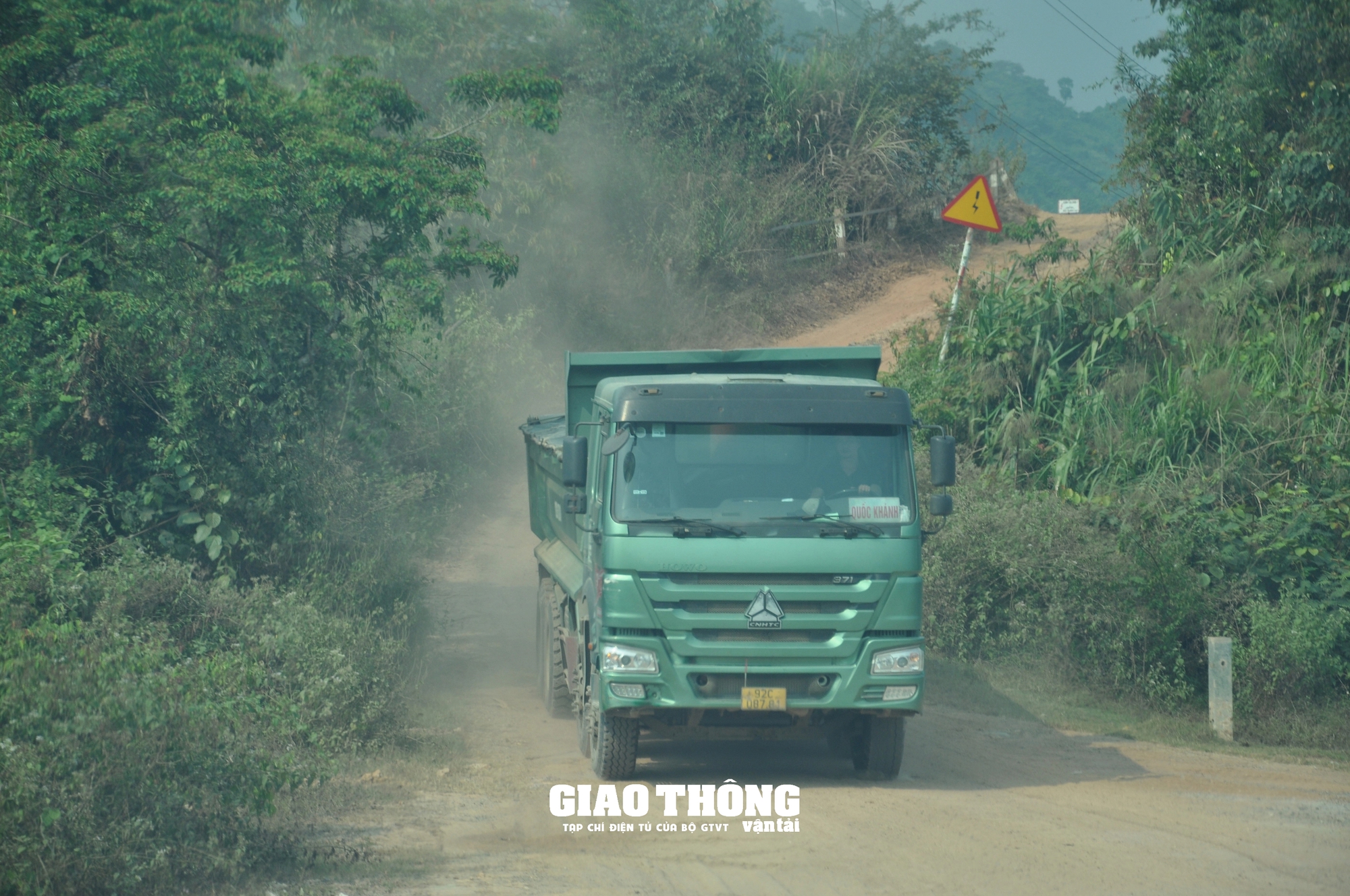 Quảng Nam: Bất chấp đường hết phép đấu nối, xe ben rầm rập vào ra mỏ vận chuyển đất- Ảnh 6.