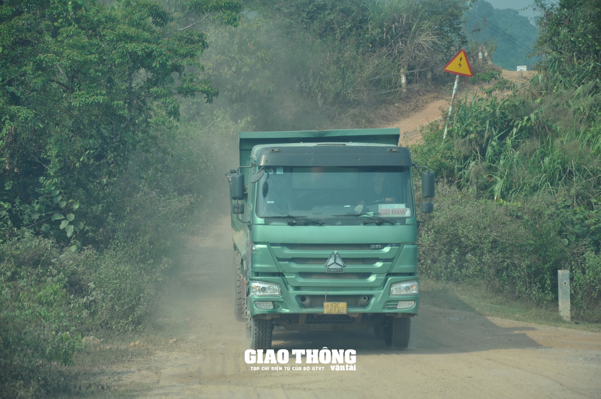 Quảng Nam: Bất chấp đường hết phép đấu nối, xe ben rầm rập vào ra mỏ vận chuyển đất- Ảnh 4.