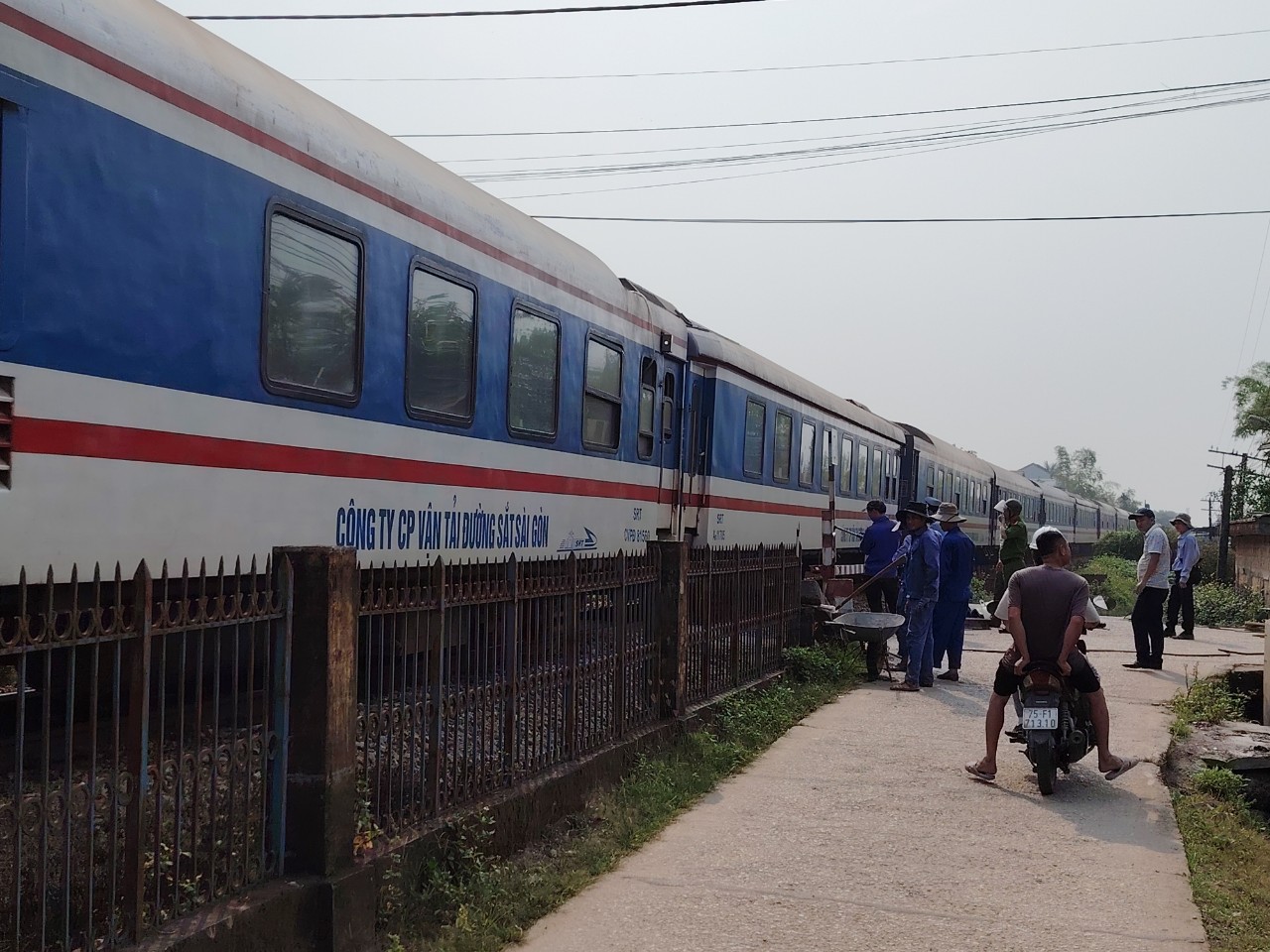 Đóng lối đi tự mở qua đường sắt Bắc - Nam địa phận tỉnh Thừa Thiên - Huế sau vụ TNGT nghiêm trọng- Ảnh 1.