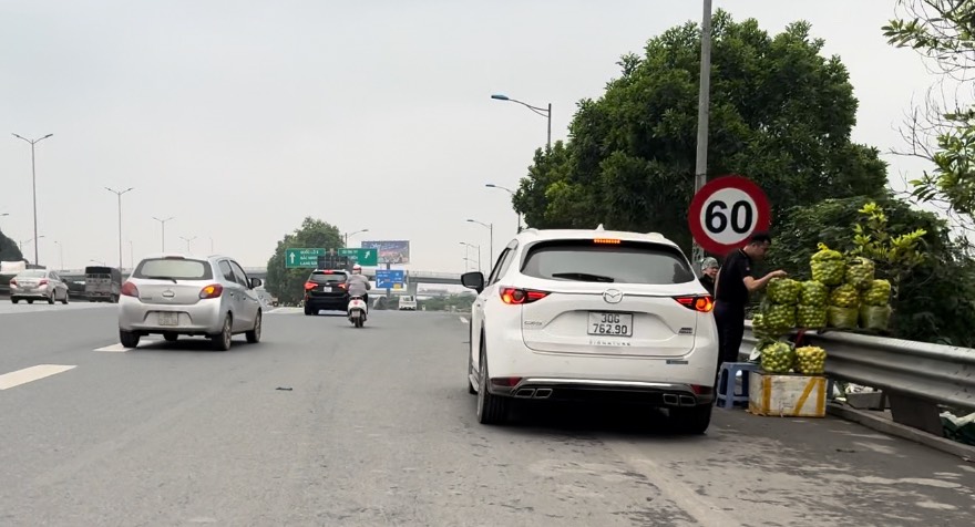 Cận cảnh đường dẫn cầu Thanh Trì và lối vào cao tốc biến thành “bến cóc”, 