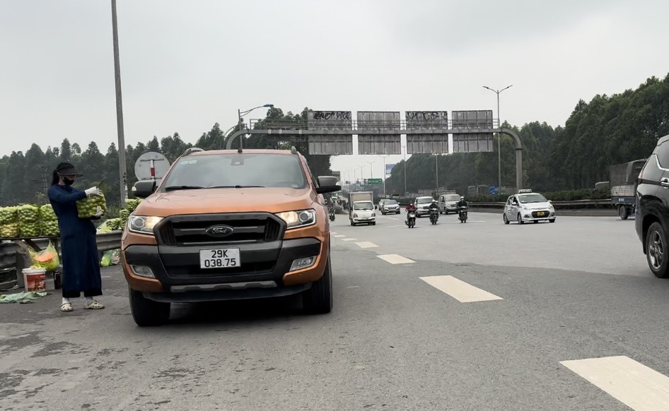 Cận cảnh đường dẫn cầu Thanh Trì và lối vào cao tốc biến thành “bến cóc”, 