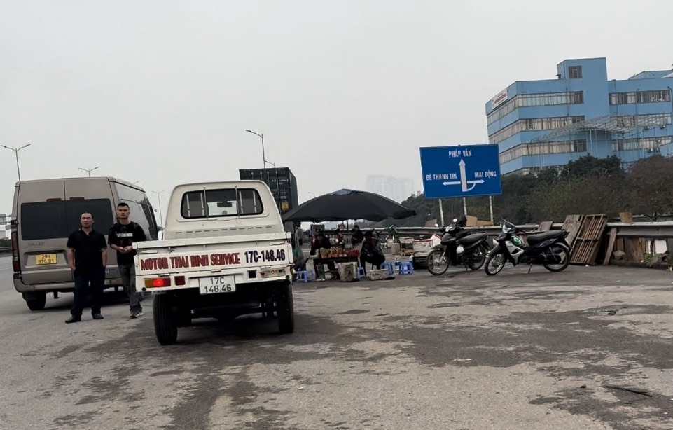 Cận cảnh đường dẫn cầu Thanh Trì và lối vào cao tốc biến thành “bến cóc”, 