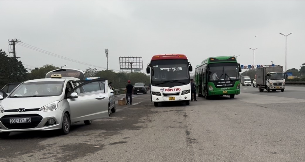 Cận cảnh đường dẫn cầu Thanh Trì và lối vào cao tốc biến thành “bến cóc”, 