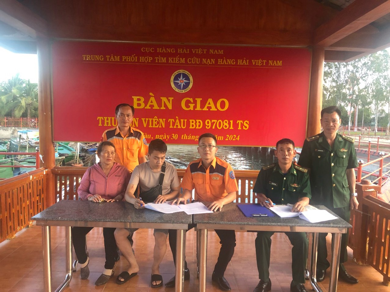 Kịp thời cứu nạn thuyền viên tàu cá Bình Định bị tai nạn lao động trên biển- Ảnh 5.