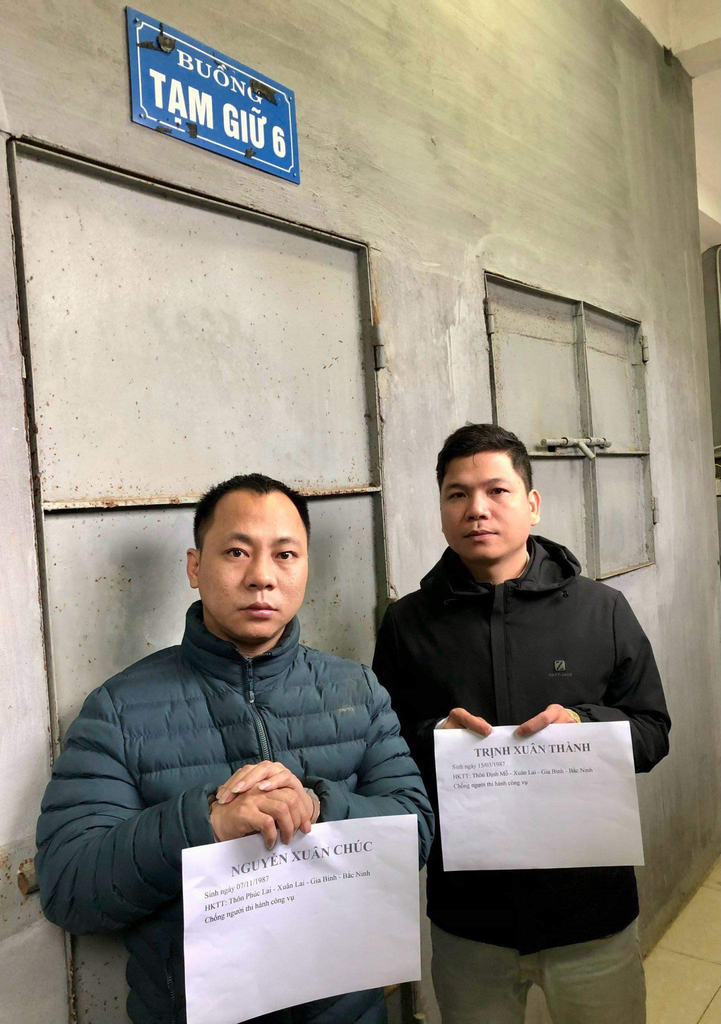 Video hai người đàn ông đi xe máy vi phạm nồng độ cồn, tấn công cảnh sát ở Bắc Ninh- Ảnh 1.