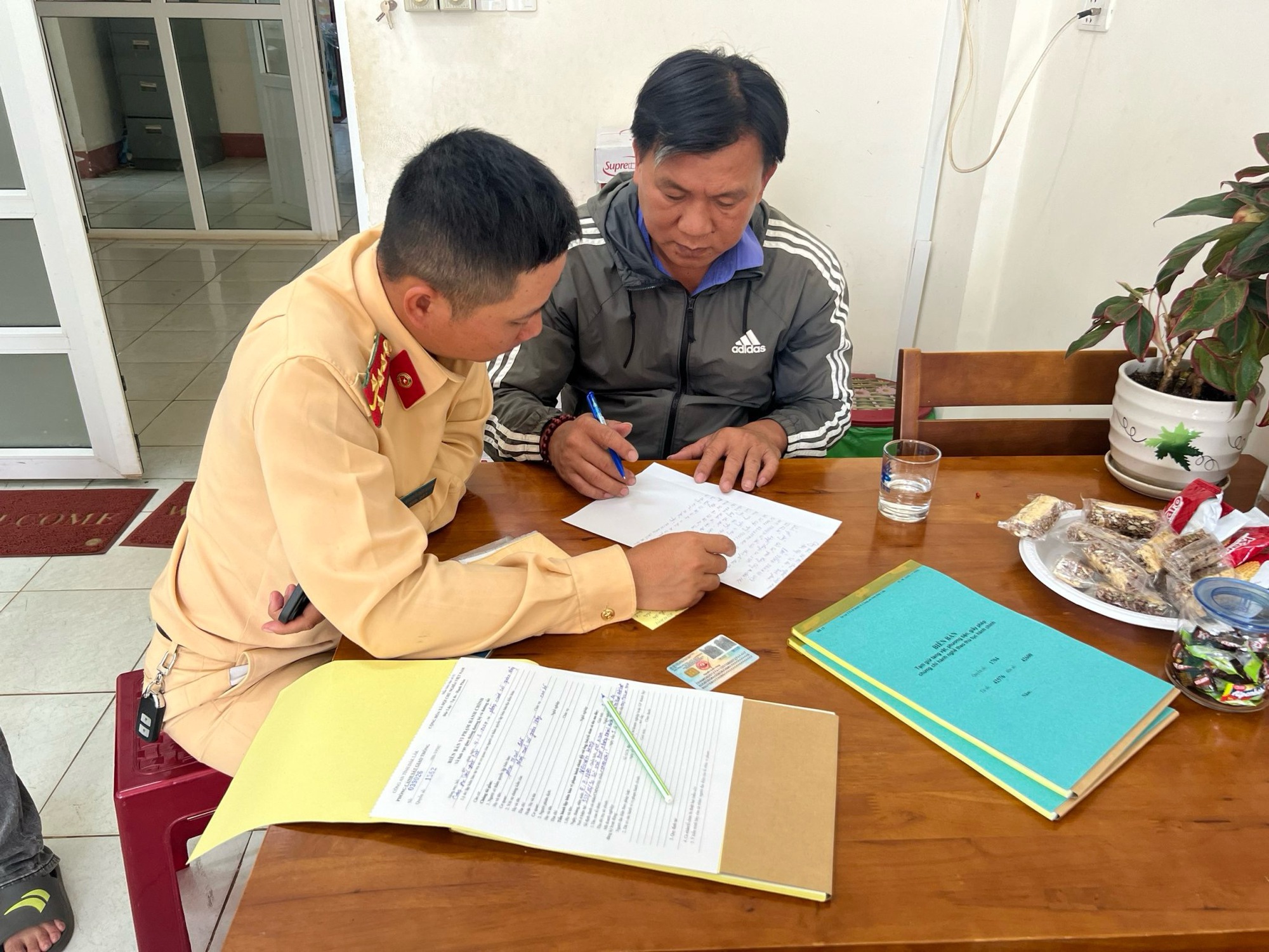 Đắk Lắk: Tài xế xe khách vượt đèn đỏ bị phạt 5 triệu đồng, tước GPLX 2 tháng- Ảnh 1.