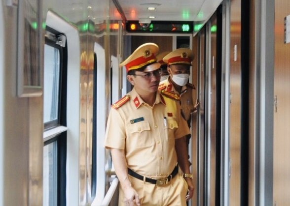 Đường sắt Việt Nam có thư cảm ơn lực lượng CSGT đã kịp thời ngăn chặn hành vi gây rối trật tự trên tàu SE2- Ảnh 1. Đường sắt Việt Nam có thư cảm ơn lực lượng CSGT đã kịp thời ngăn chặn hành vi gây rối trật tự trên tàu SE2- Ảnh 1.