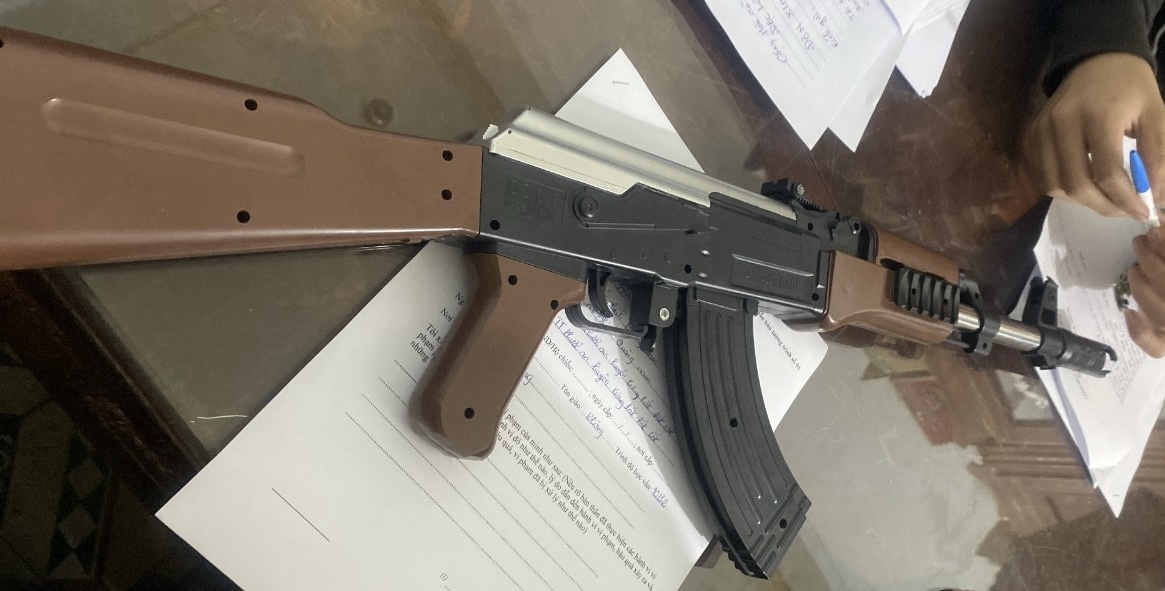 Xử phạt hai thiếu niên ở tỉnh Đắk Lắk đi xe máy không đội mũ bảo hiểm, vượt đèn đỏ- Ảnh 3.