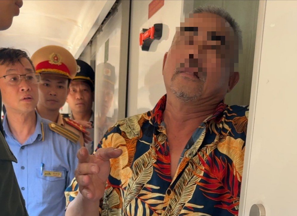 Khống chế hành khách có biểu hiện say xỉn, gây rối trật tự trên tàu SE2- Ảnh 1. Khống chế hành khách có biểu hiện say xỉn, gây rối trật tự trên tàu SE2- Ảnh 1.