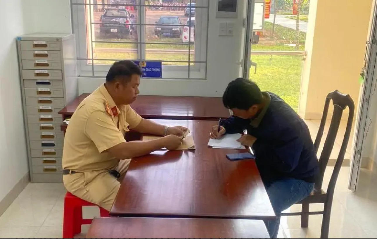 Xử phạt tài xế ô tô tập lái vượt ẩu trên QL26 qua Đắk Lắk- Ảnh 1. Xử phạt tài xế ô tô tập lái vượt ẩu trên QL26 qua Đắk Lắk- Ảnh 1.