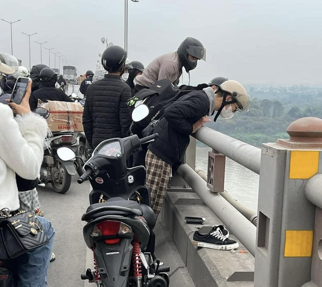 Tổ chức tìm kiếm thanh niên nhảy cầu Thanh Trì- Ảnh 1. Tổ chức tìm kiếm thanh niên nhảy cầu Thanh Trì- Ảnh 1.