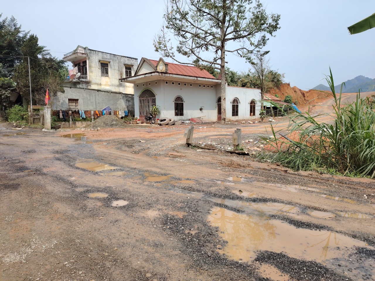 Vụ xe chở đất gây mất ATGT ở Quảng Nam: Đường thi công chưa được cấp phép đấu nối vào QL14G- Ảnh 1.