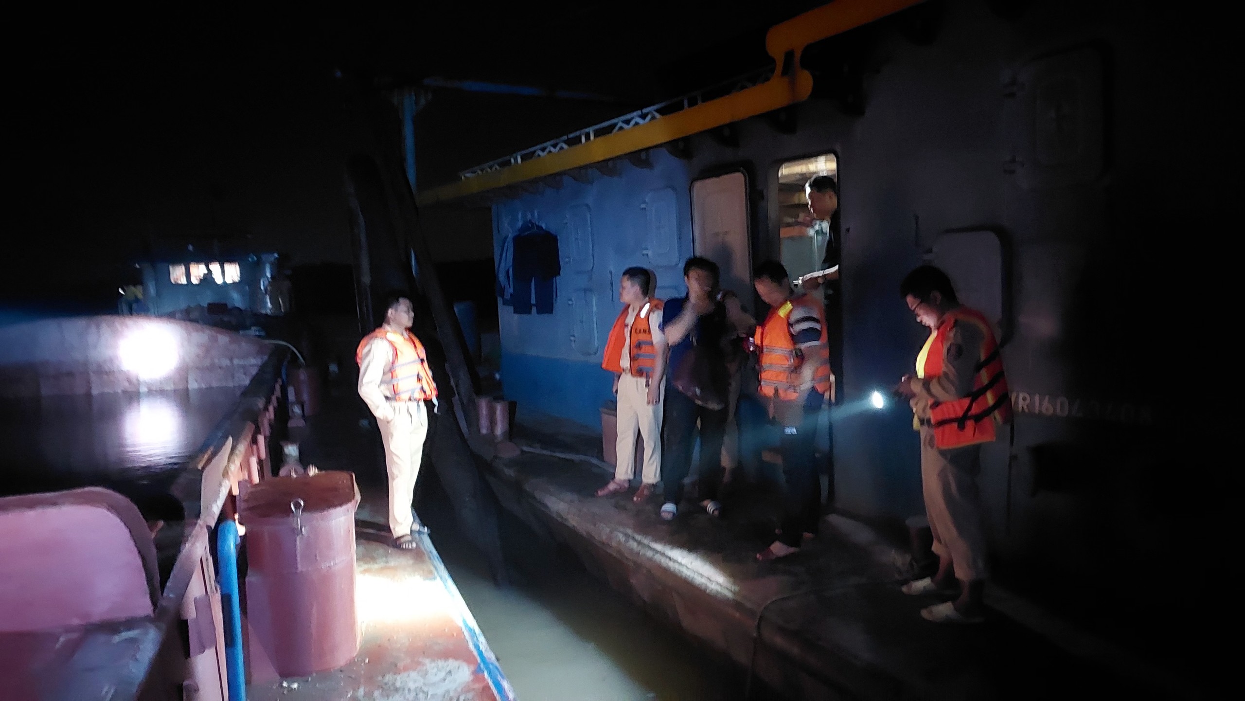 Cục CSGT phối hợp với các địa phương bắt tàu hút cát trái phép trên sông Hồng- Ảnh 2.