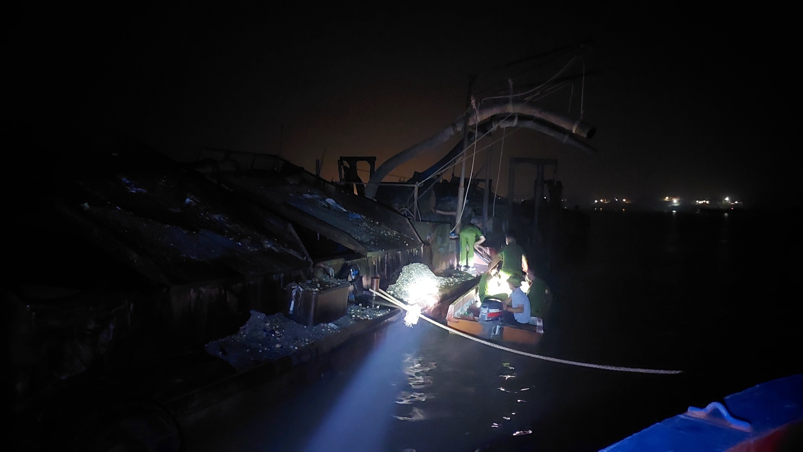 Cục CSGT phối hợp với các địa phương bắt tàu hút cát trái phép trên sông Hồng- Ảnh 3.