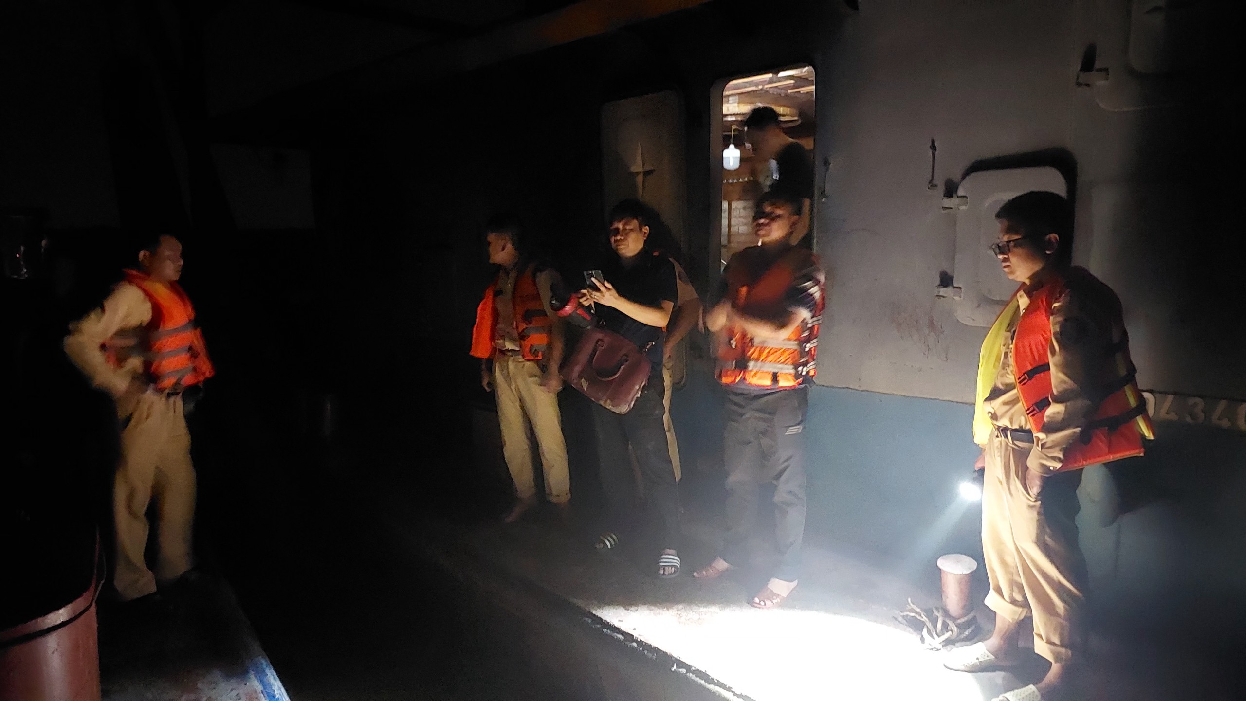 Cục CSGT phối hợp với các địa phương bắt tàu hút cát trái phép trên sông Hồng- Ảnh 4.