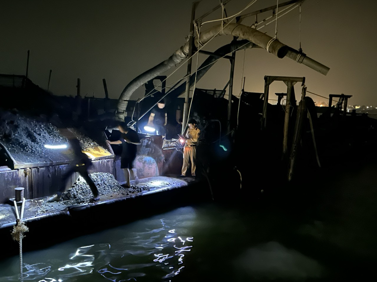 Cục CSGT phối hợp với các địa phương bắt tàu hút cát trái phép trên sông Hồng- Ảnh 5.