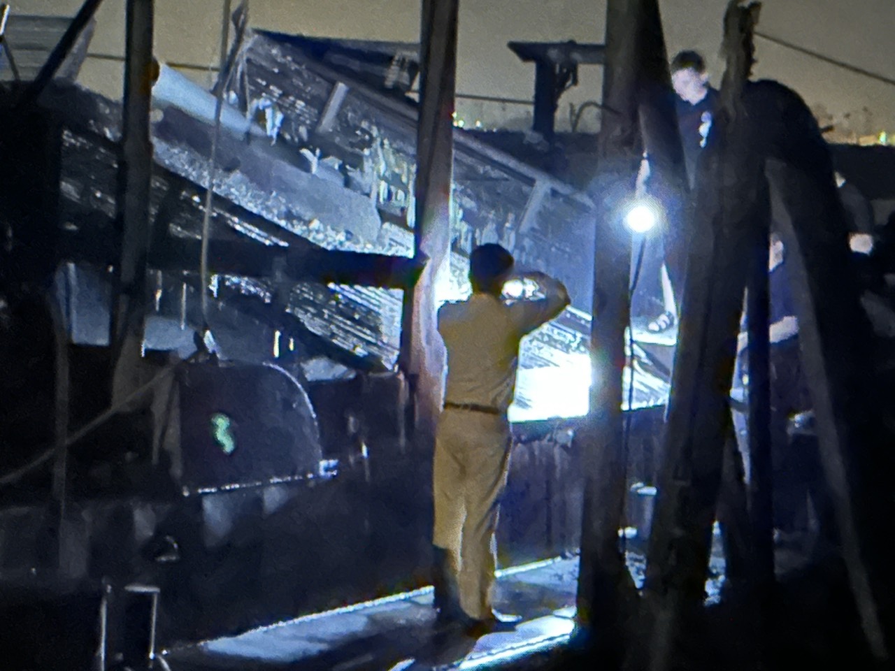 Cục CSGT phối hợp với các địa phương bắt tàu hút cát trái phép trên sông Hồng- Ảnh 1.