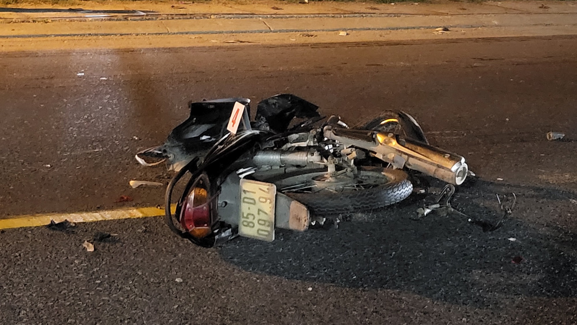 Lâm Đồng: TNGT liên hoàn, 2 nam thanh niên thương vong do xe chở rác cán qua- Ảnh 2.