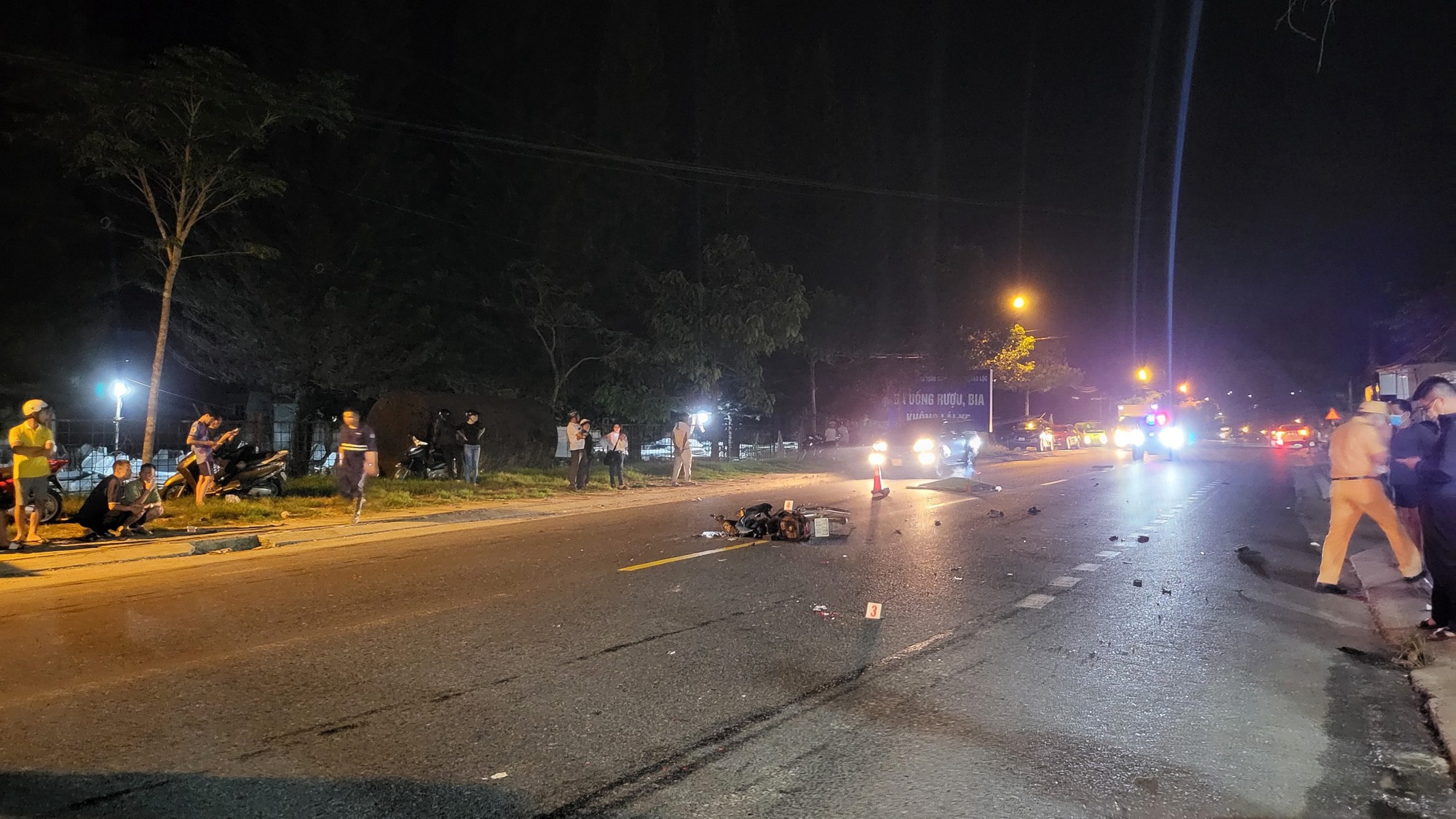 Lâm Đồng: TNGT liên hoàn, 2 nam thanh niên thương vong do xe chở rác cán qua- Ảnh 1.