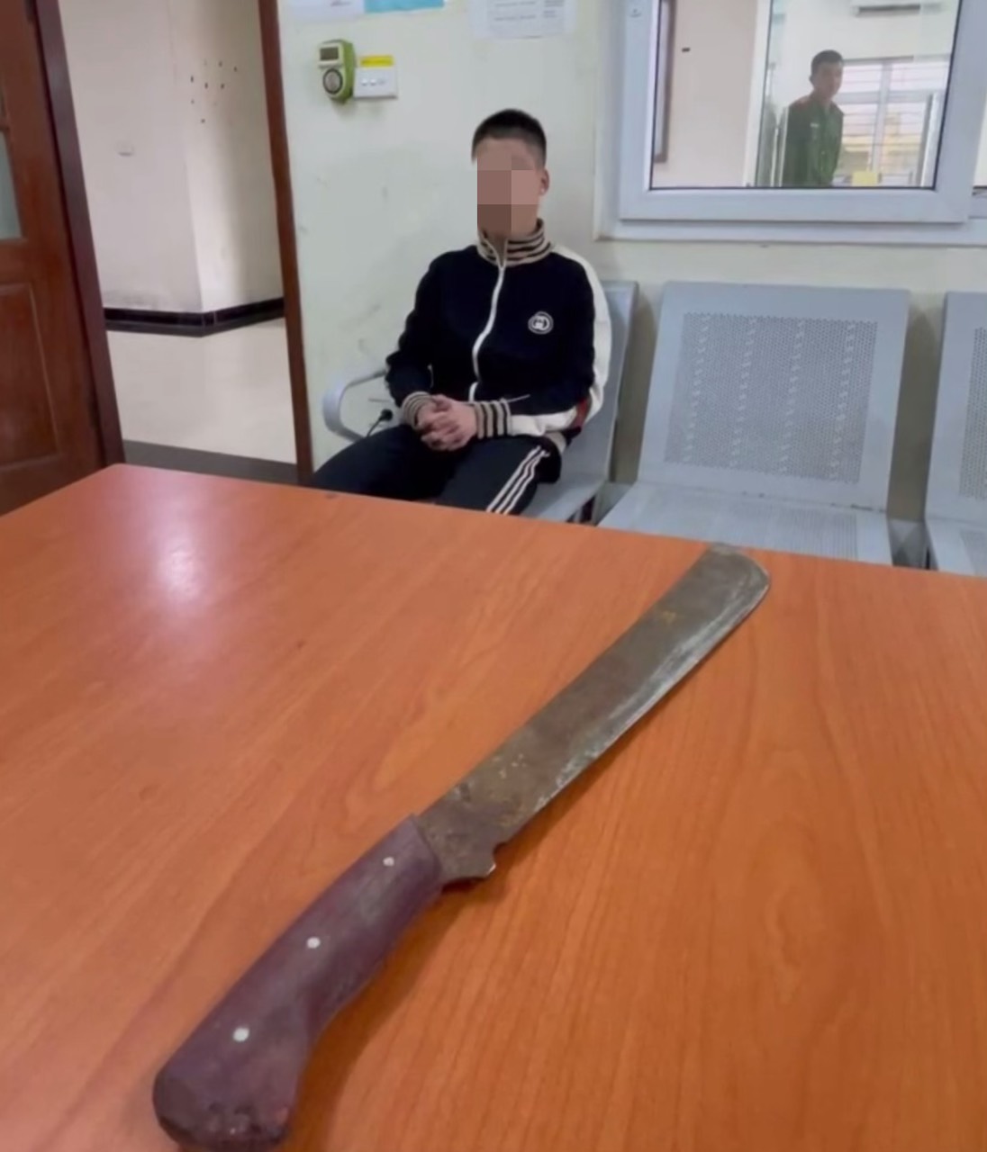 Kiểm tra trên đường, Cảnh sát 141 Hà Nội kịp ngăn chặn vụ thiếu niên mang dao giải quyết mâu thuẫn - Ảnh 1.