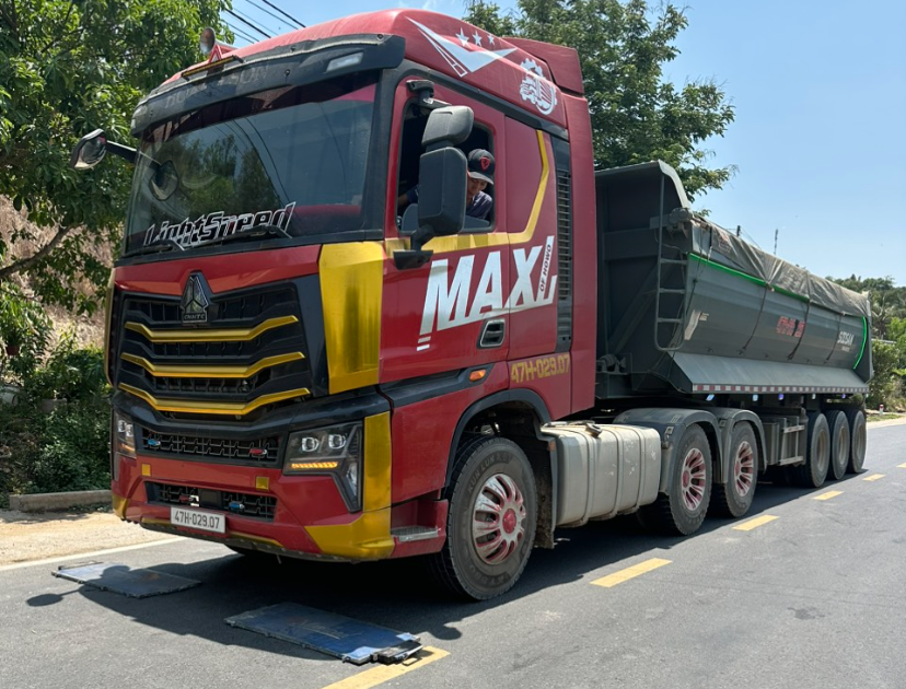 CSGT Đắk Lắk xử lý xe chở cát quá tải, quá khổ trên QL27 sau phản ánh của Tạp chí GTVT- Ảnh 1.